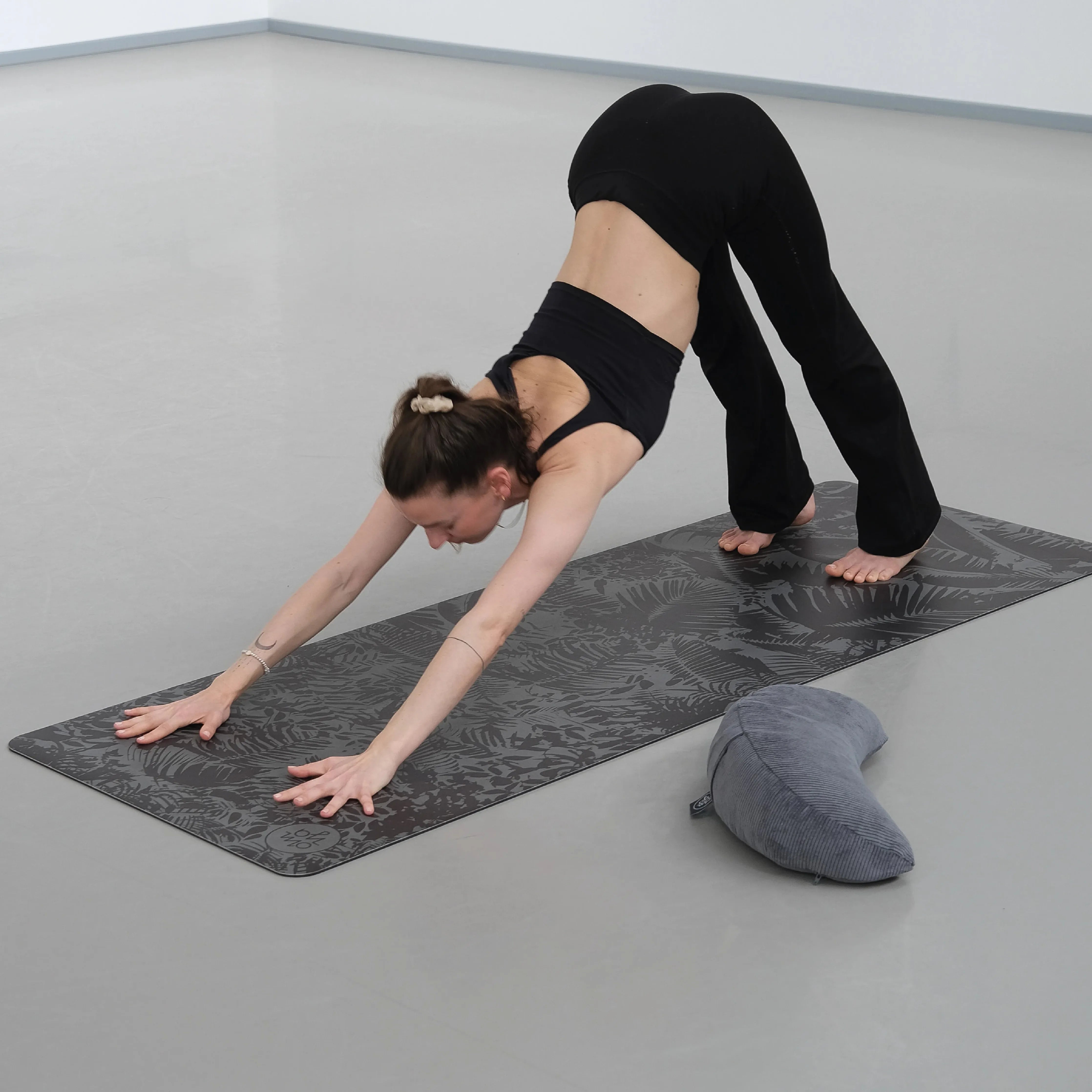 Om Ya Design Advanced Grip Yogamatte Dark Botanic Rutschfest PU Oberfläche Langlebig Strapazierfähig Stabilität Sicherheit