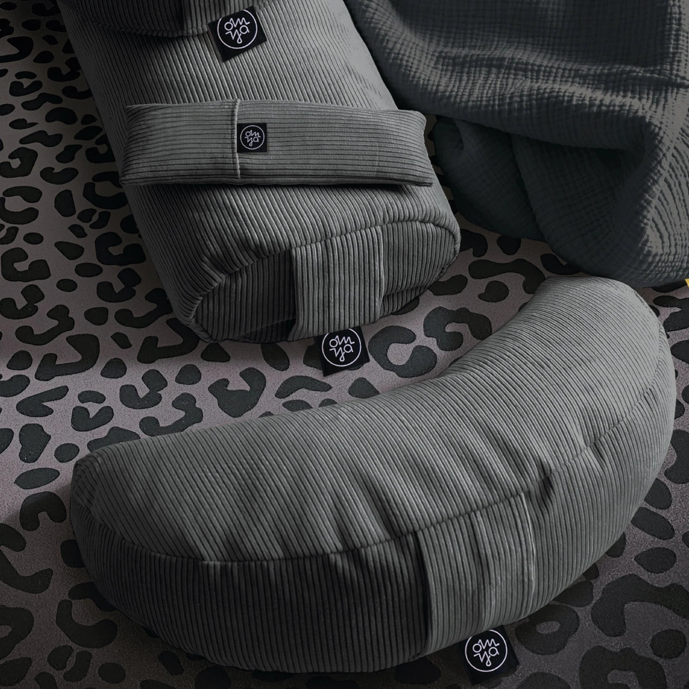 OM YA Design Halbmondkissen Granit Cord Für Sitzhaltung Und Rücken Entlastung In Der Yoga Praxis