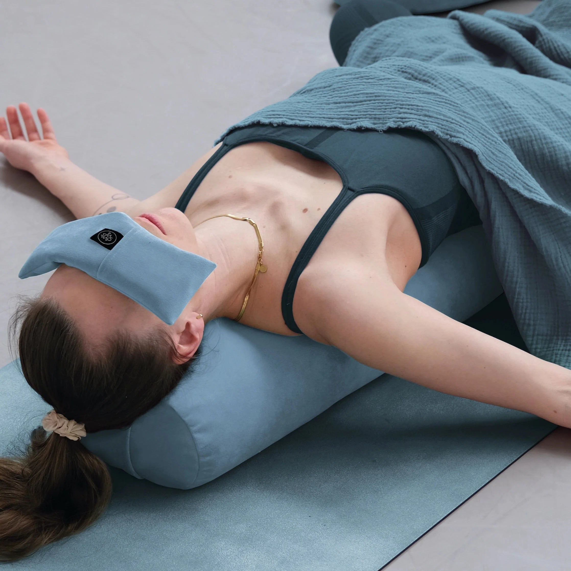 Shavasana Decke Aus Aqua Musselin Von OM YA Design Für Entspannung Am Ende Der Yoga Praxis Wärme Und Ruhe