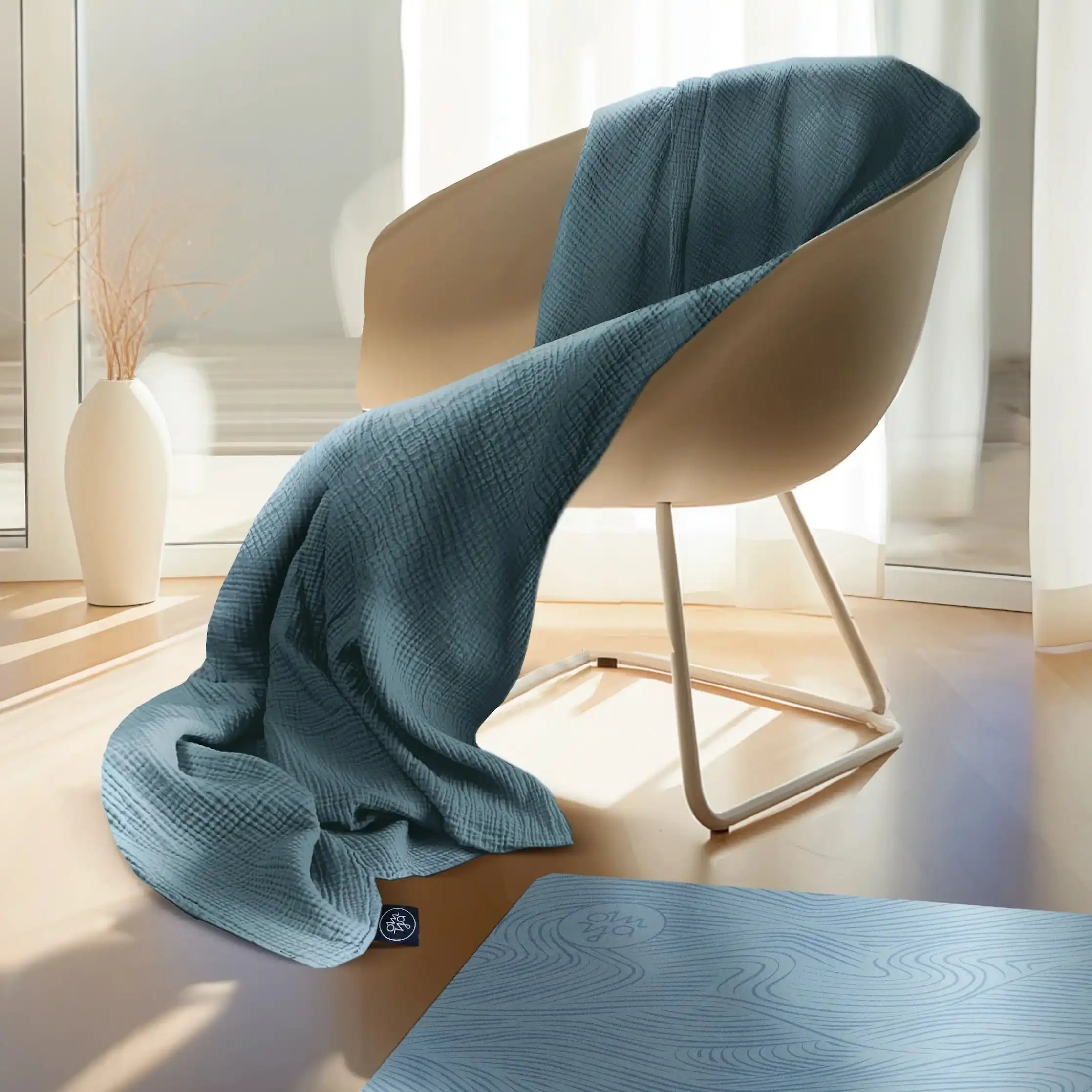 Shavasana Decke Aus Aqua Musselin Von OM YA Design Für Entspannung Am Ende Der Yoga Praxis Wärme Und Ruhe by OM YA