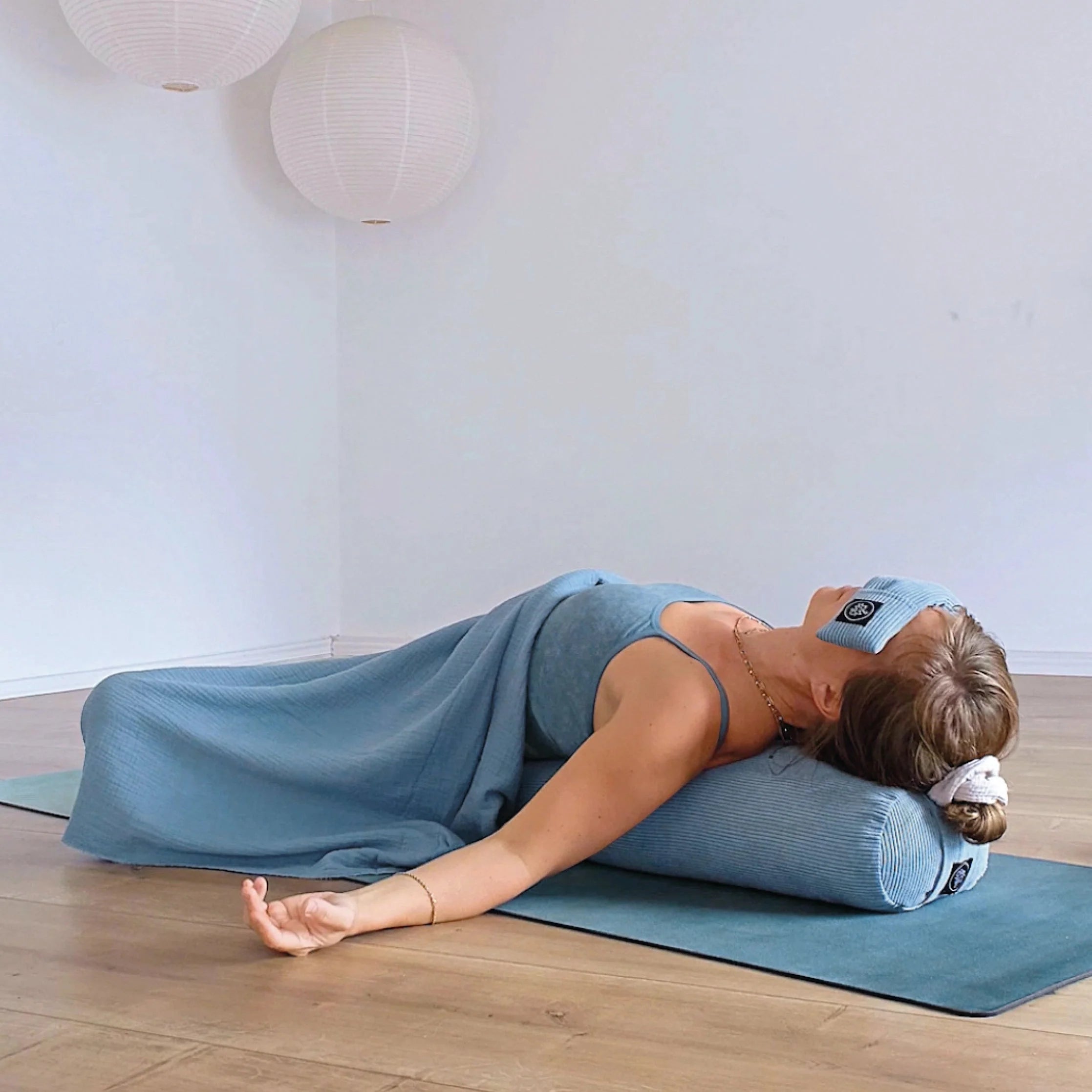 Shavasana Decke Aus Aqua Musselin Von OM YA Design Für Entspannung Am Ende Der Yoga Praxis Wärme Und Ruhe