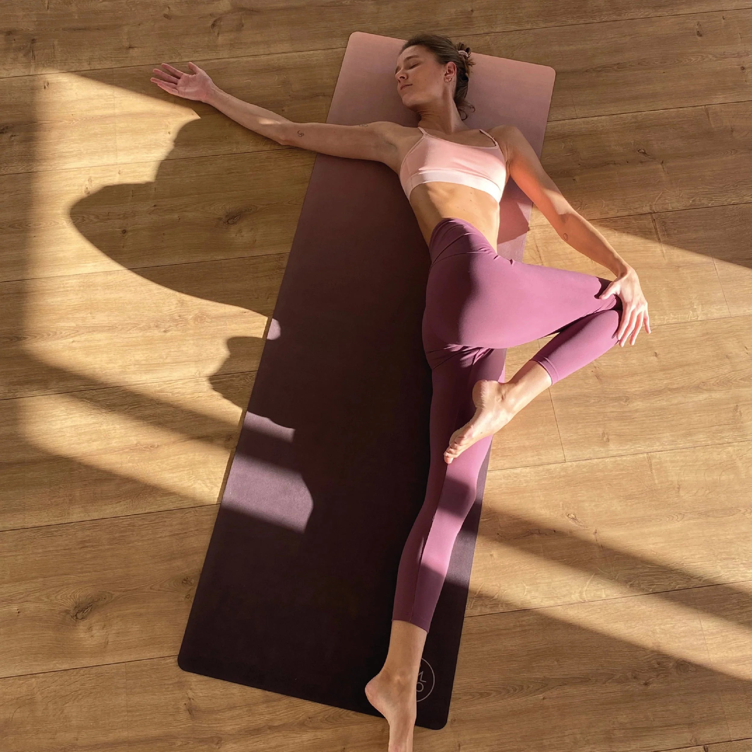 Sensual Flow Komfort Yogamatte Terracotta Blush von OM YA Design mit Mikrofaser Oberfläche und Griffigkeit