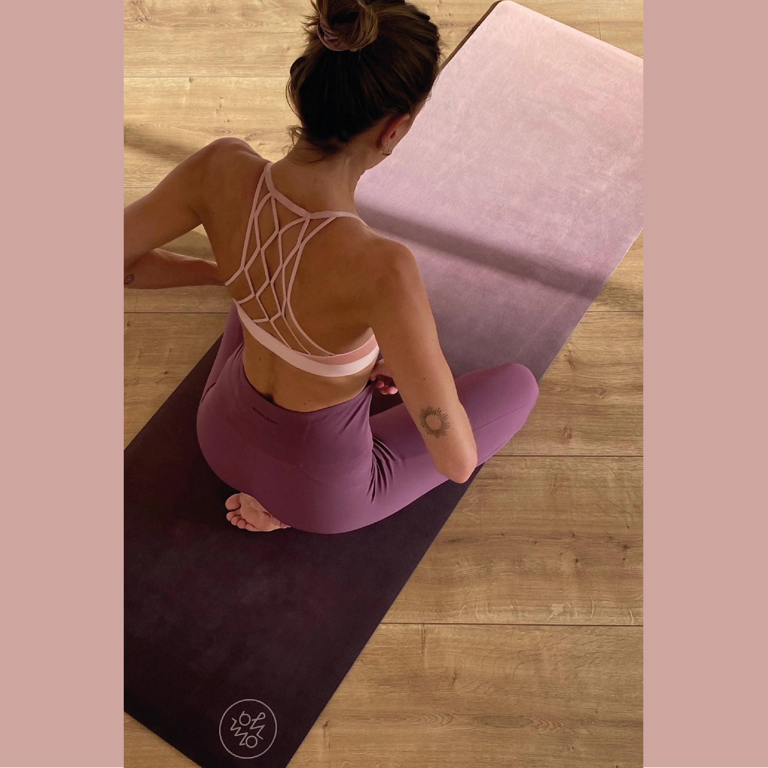 Sensual Flow Komfort Yogamatte Terracotta Blush von OM YA Design mit Mikrofaser Oberfläche und Griffigkeit