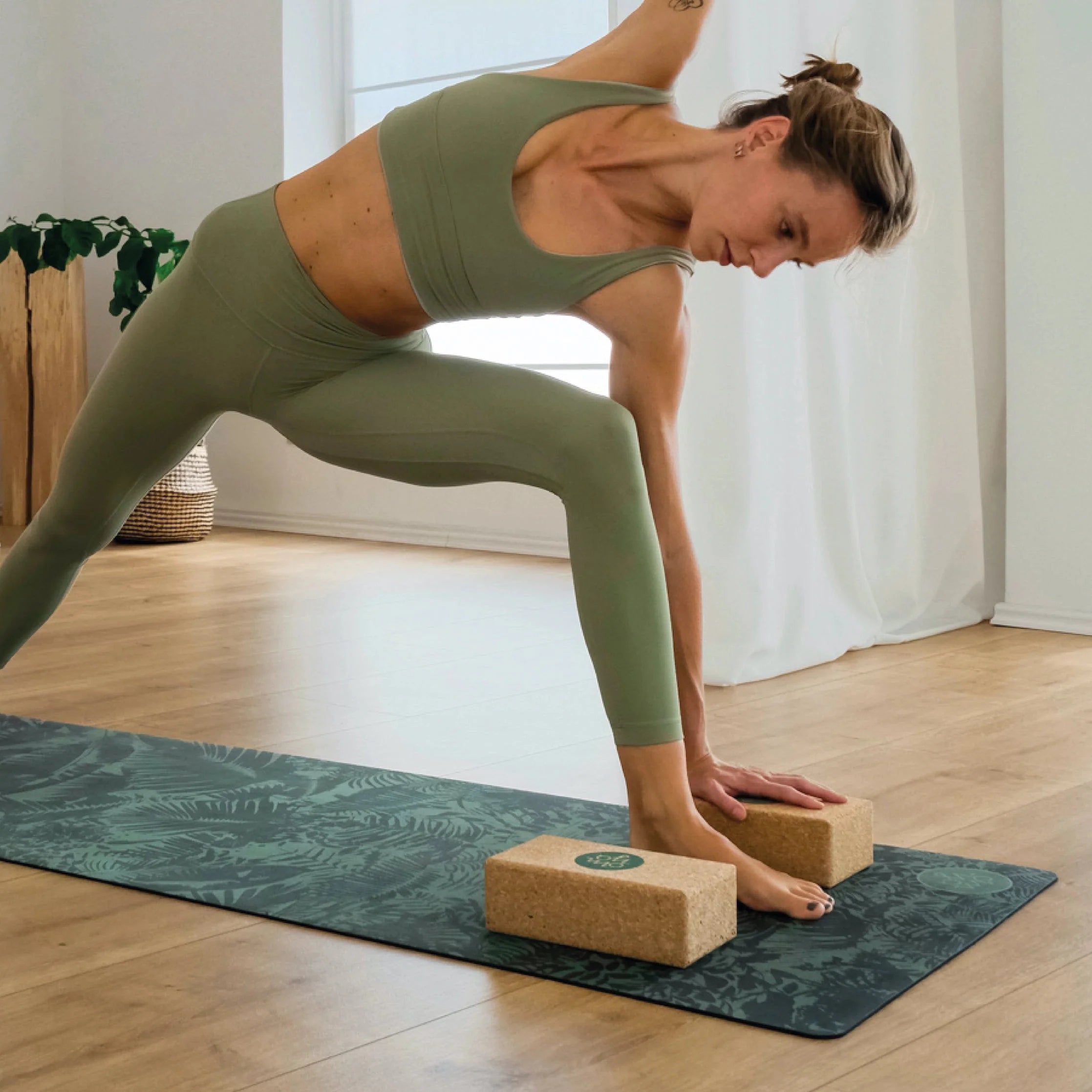 Yogablock Aus Kork In Sage Von OM YA Design Für Yoga Flexibilität Und Stabilität