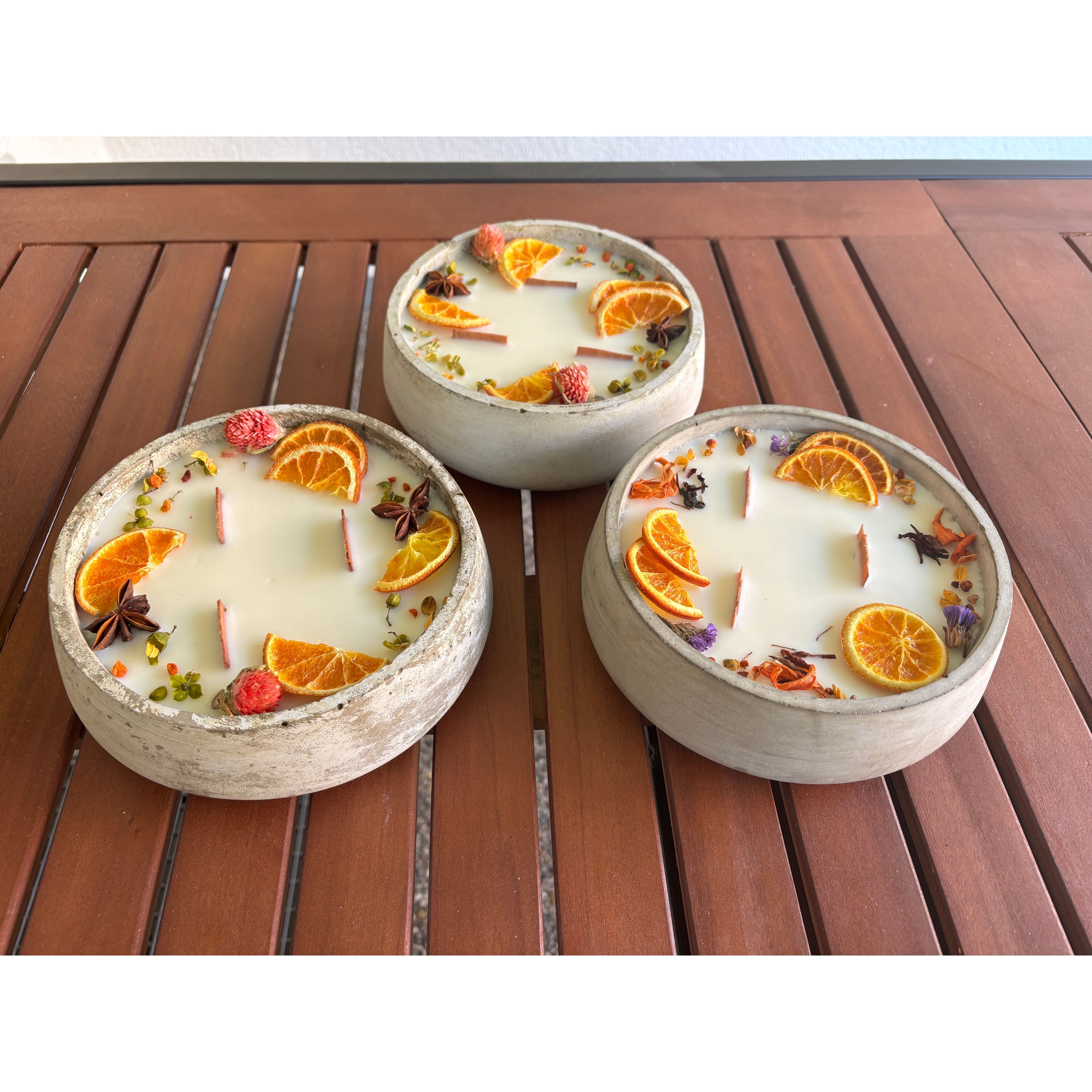 Handbesetze XXL Outdoor Citronella-Betonkerze „Big Grey - Mugge Schreck“ – Mit drei Holdochten - Handgemachter Insektenschutz aus dem Südschwarzwald mit Blütenverzierung