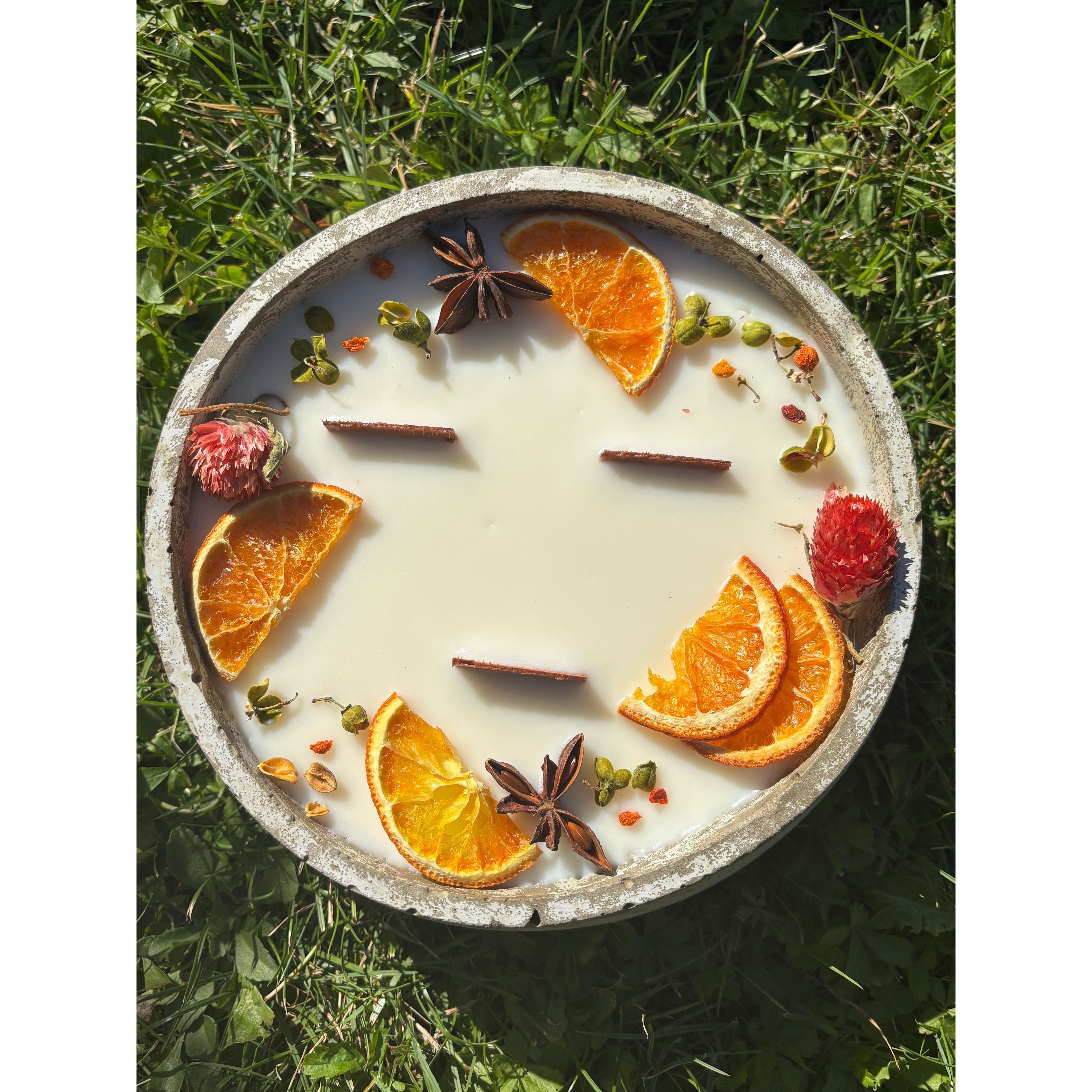 Große Outdoor Citronella-Betonkerze „Big Grey - Mugge Schreck“ – Mit drei Holdochten - Handgemachter Insektenschutz aus dem Südschwarzwald mit Blütenverzierung