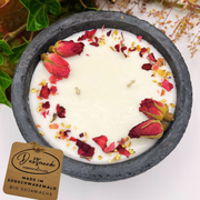 Handgemachte Betonkerze „Black Roses“ Aromakerze- Stilvolle Sojawachskerze für Ihr Zuhause. Mit Blütenverzierung und HOCHWERTIGEM Baumwolldocht aus dem Südschwarzwald