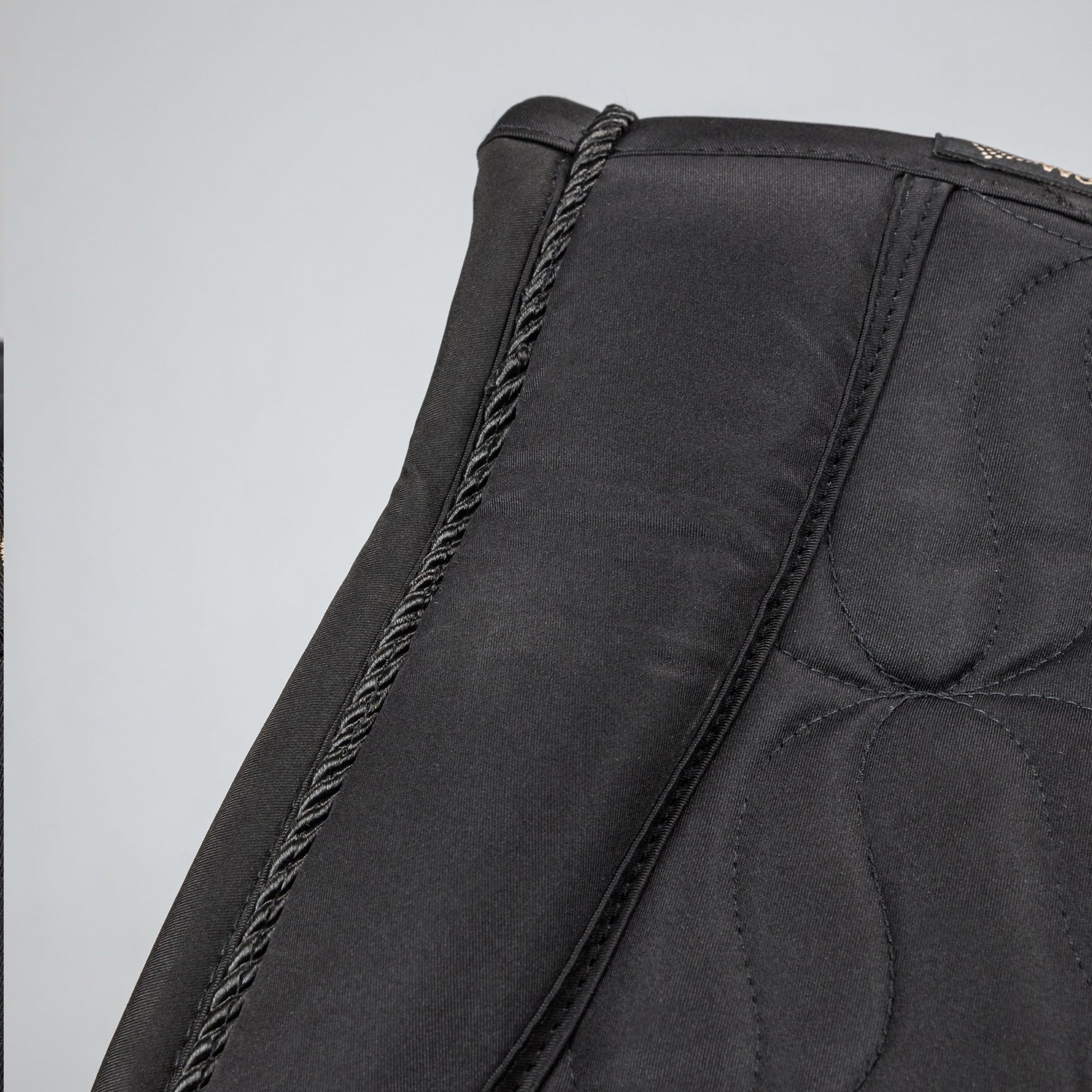 "Deep Nights" Schabracke Springen