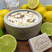 Outdoor Citronella-Betonkerze „Mugge Schreck“ – Handgemachter Insektenschutz aus dem Südschwarzwald mit Blütenverzierung