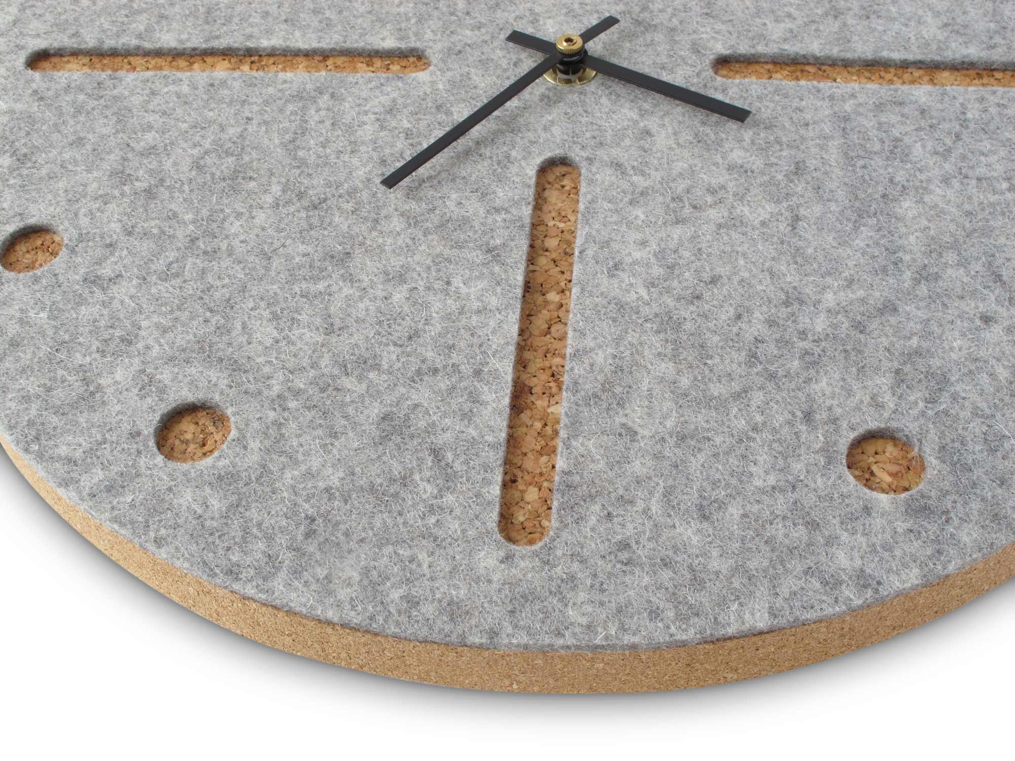 Wanduhr aus Filz und Kork 30 cm | hellgrau - schwarz | Design: Odense