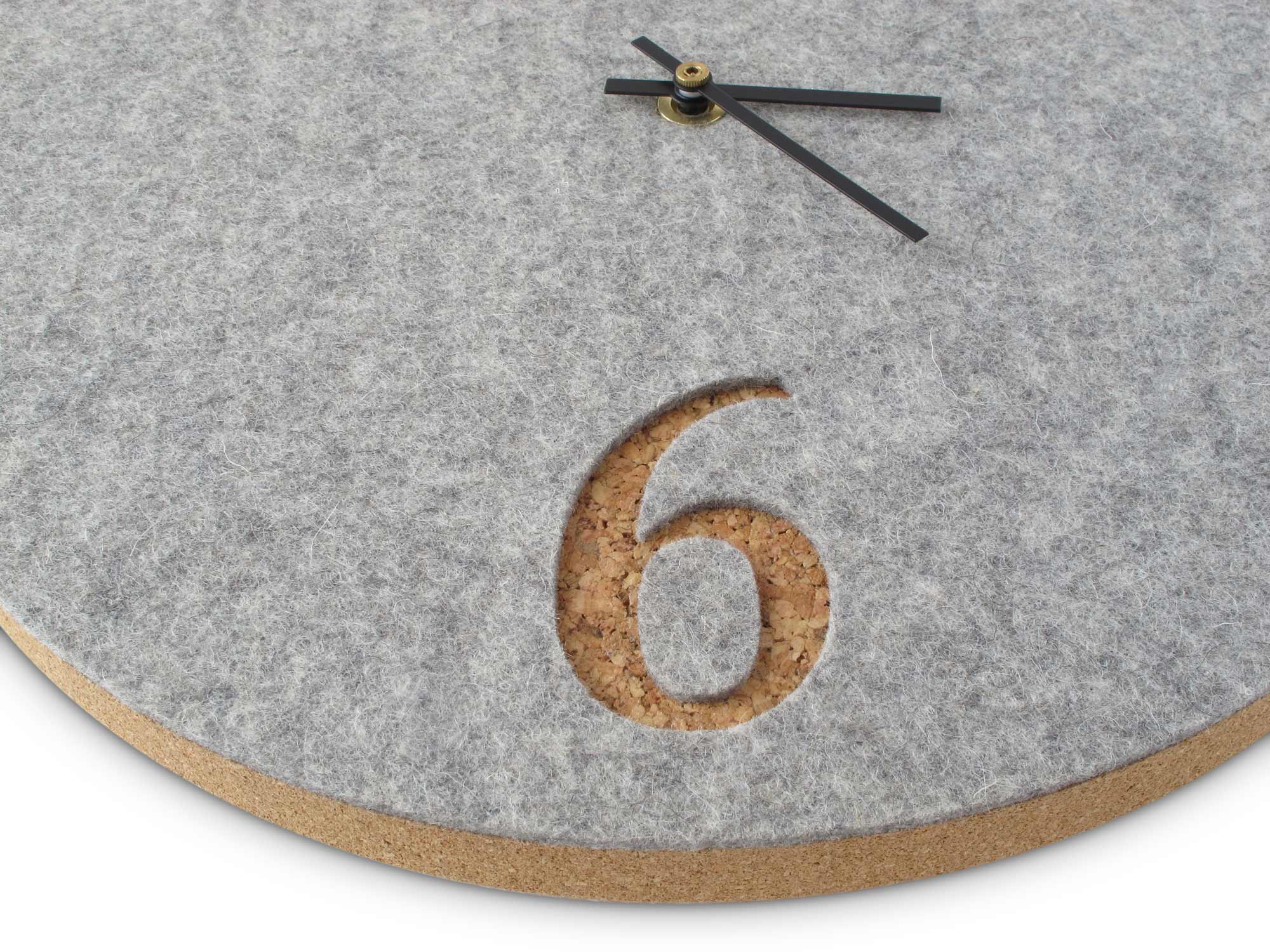 Wanduhr aus Filz und Kork 30 cm | hellgrau - schwarz | Design: Aarhus