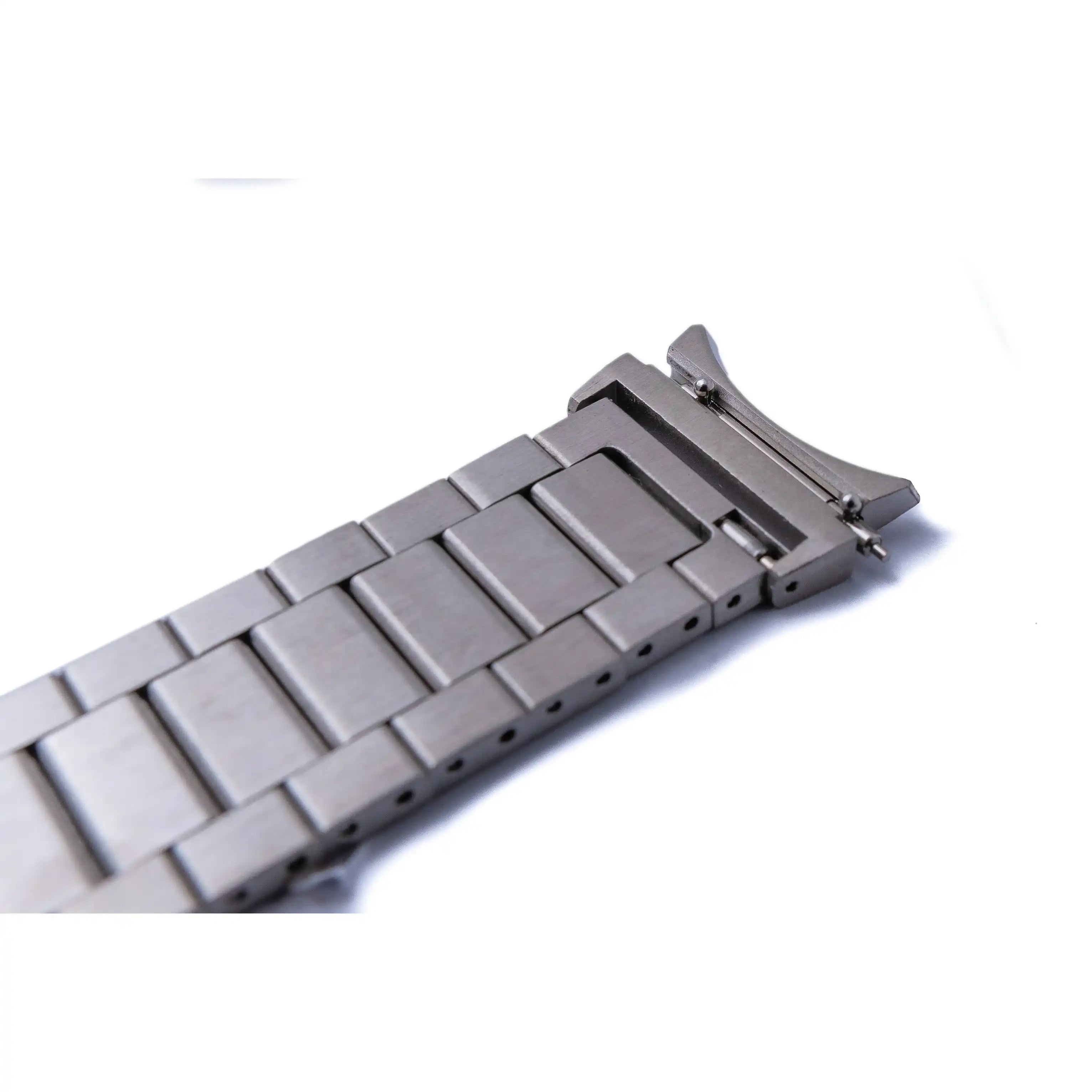 SYSTEM-S Armband 20 mm aus Metall für Samsung Galaxy Watch 4 Smartwatch in Grau