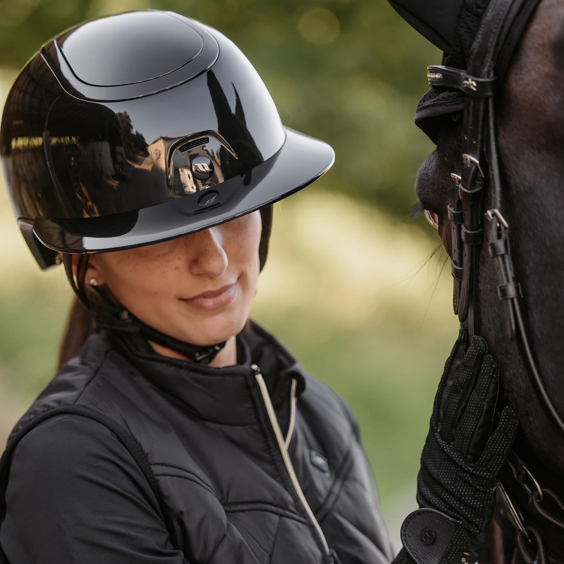 Back on Track Strixx Reithelm mit Sonnenblende- G/G Comp