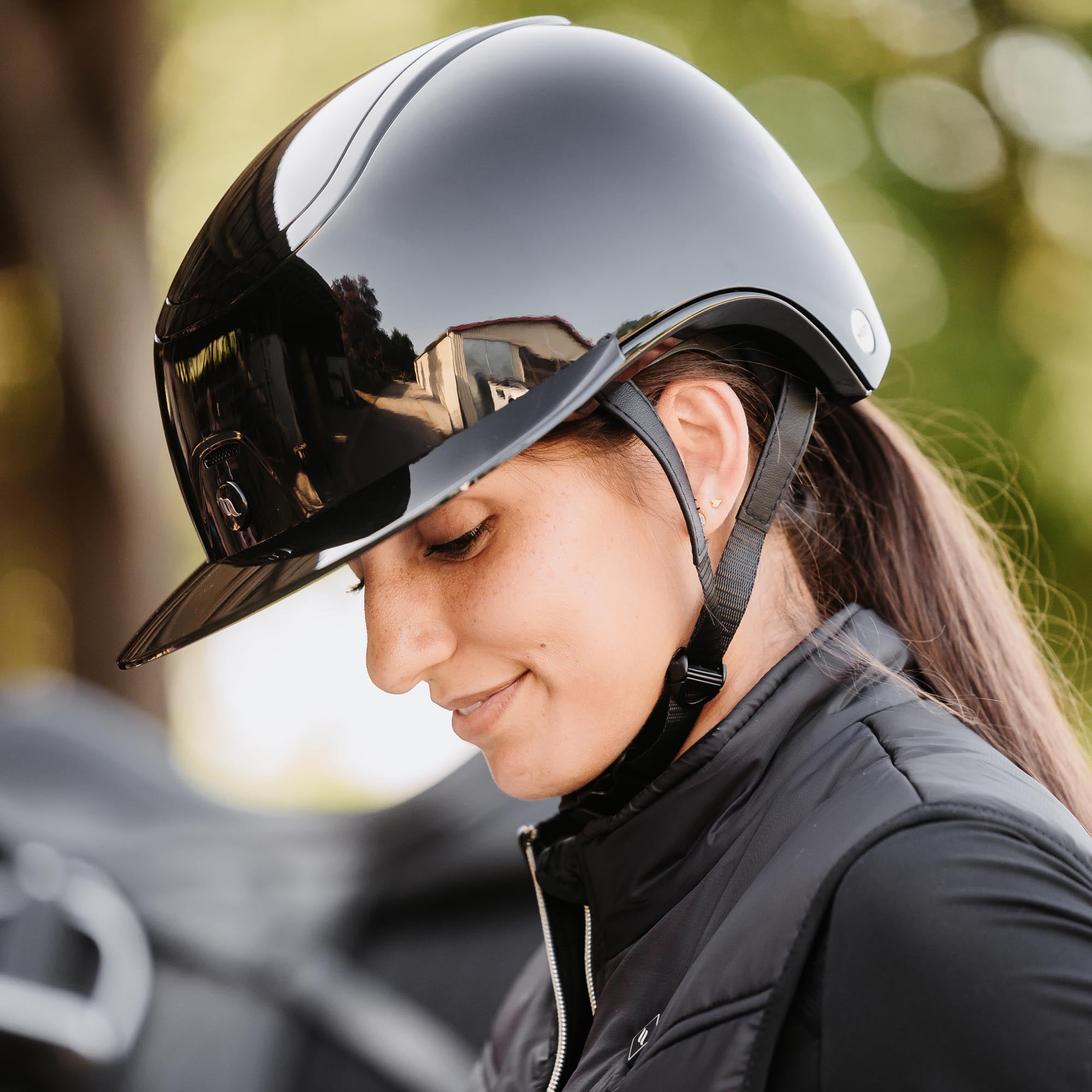 Back on Track Strixx Reithelm mit Sonnenblende- G/G Comp