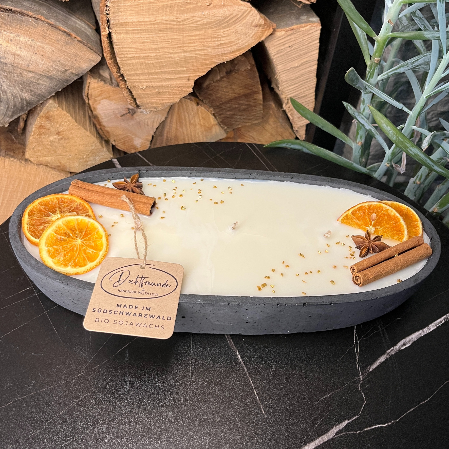 Black Edition - HANDGEMACHTE BETONKERZE "Black-Ship" - Stilvolle Sojawachskerze für Ihr Zuhause. Kerze mit Blütenverzierung und drei HOCHWERTIGEN Baumwolldochten