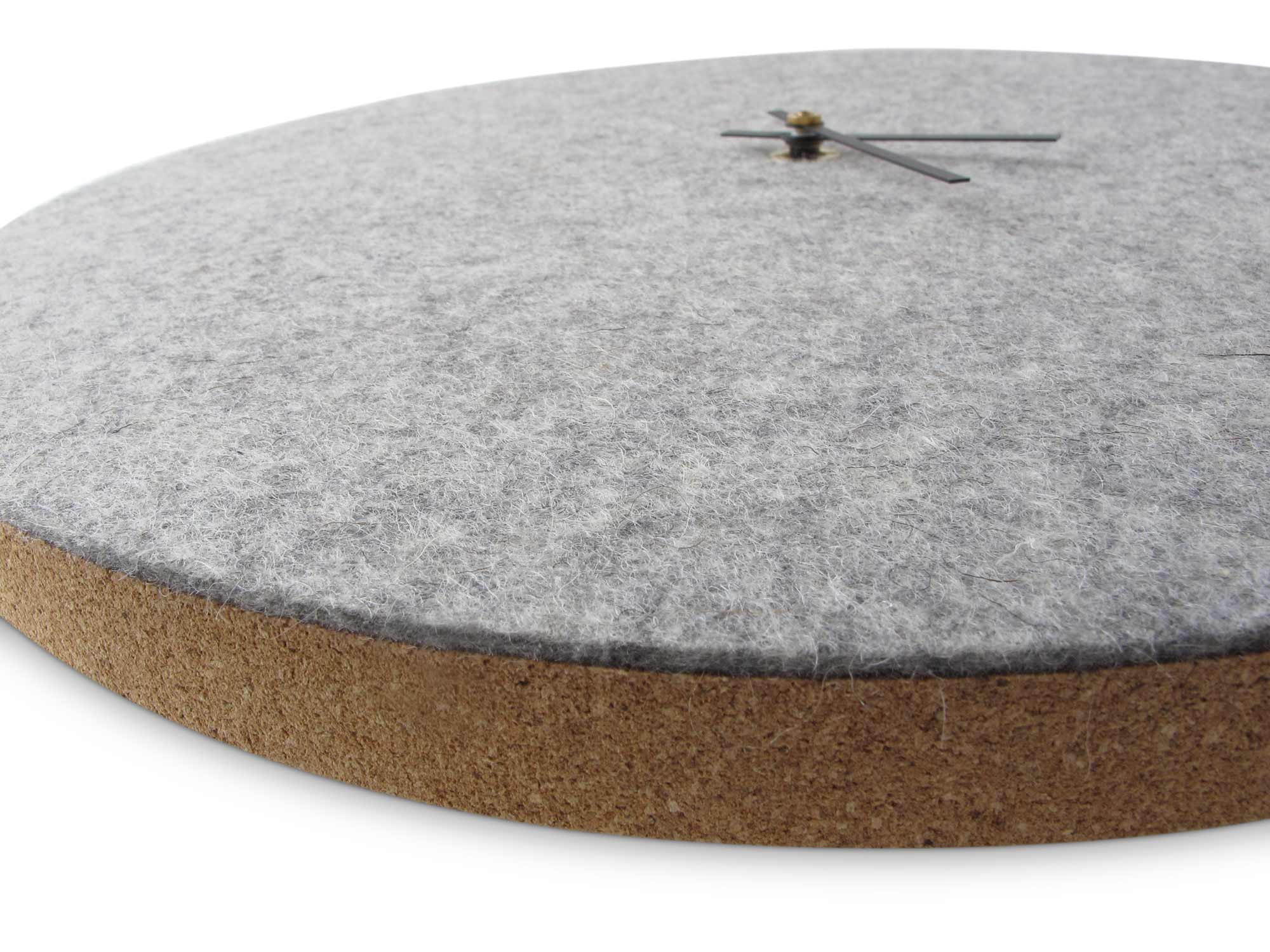 Wanduhr aus Filz und Kork 30 cm | hellgrau - schwarz | Design: Aalborg