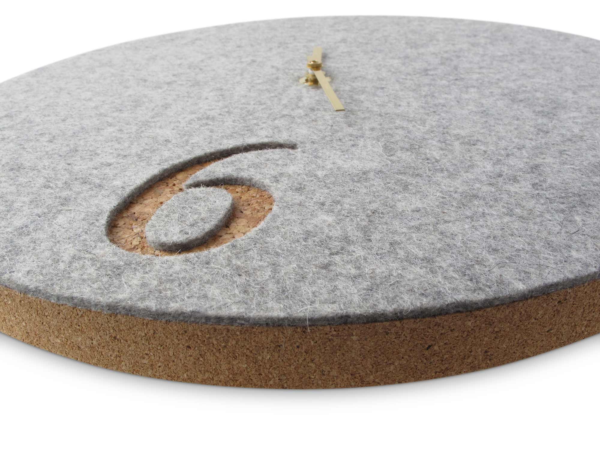Wanduhr aus Filz und Kork 30 cm | hellgrau - gold | Design: Aarhus