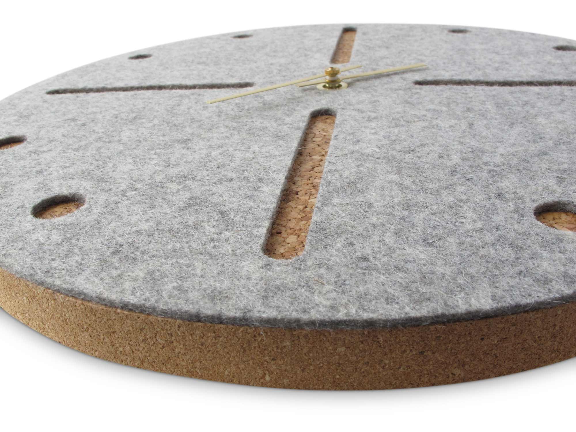 Wanduhr aus Filz und Kork 30 cm | hellgrau - gold | Design: Odense