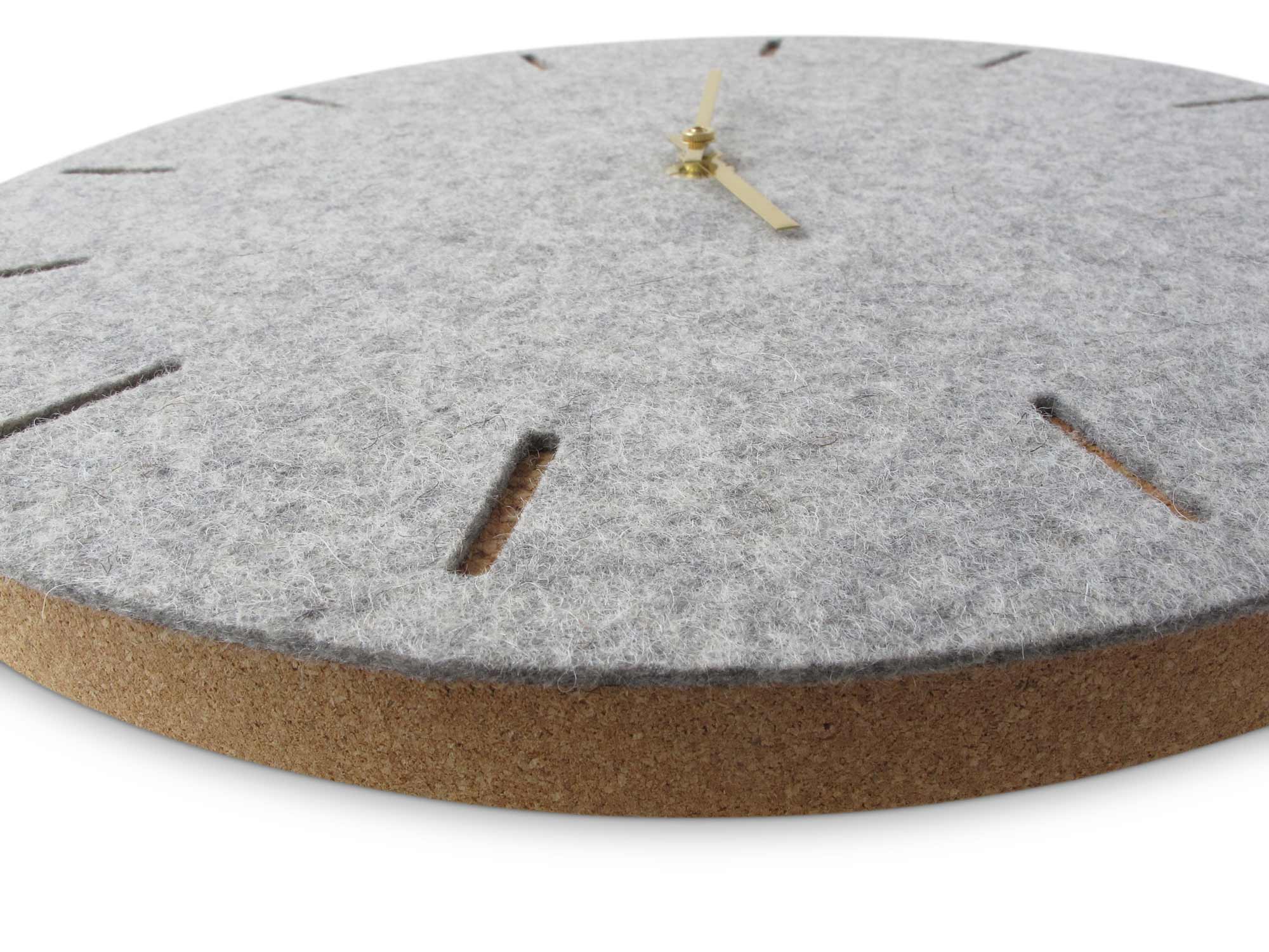 Wanduhr aus Filz und Kork 30 cm | hellgrau - gold | Design: Kopenhagen