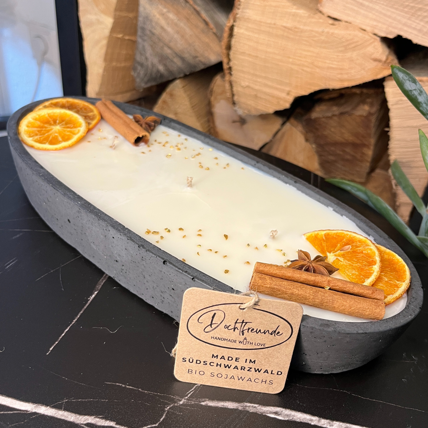 Black Edition - HANDGEMACHTE BETONKERZE "Black-Ship" - Stilvolle Sojawachskerze für Ihr Zuhause. Kerze mit Blütenverzierung und drei HOCHWERTIGEN Baumwolldochten