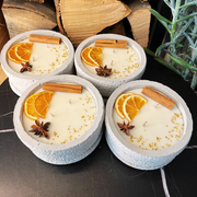 Betonkerzen-Set 4x Betongrau "Grey Cinnamon" - Aromaduftkerze - Stilvolle Sojawachskerze für Ihr Zuhause. Aromatherapie Kerze mit Blütenverzierung und HOCHWERTIGEM Baumwolldocht aus dem Südschwarzwald