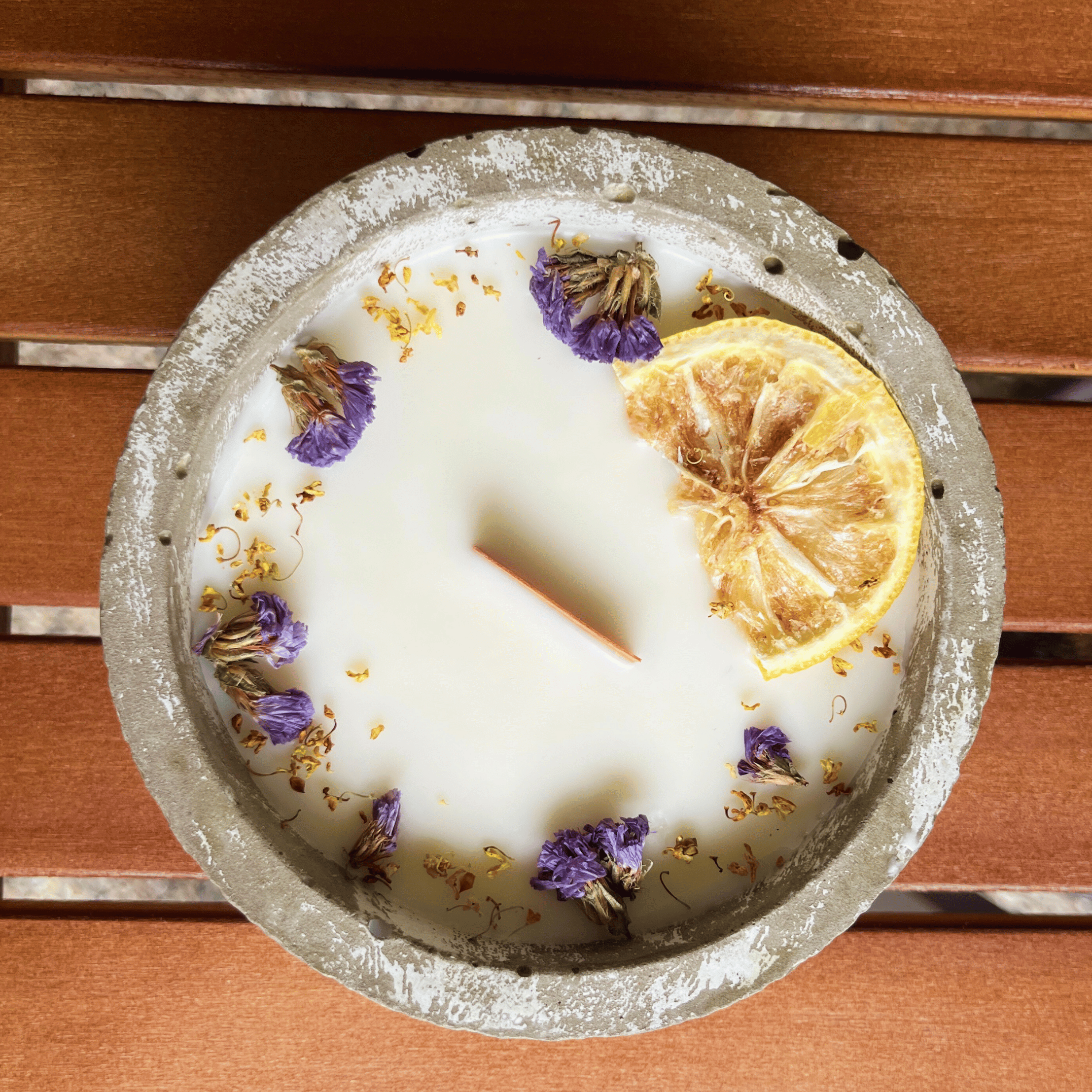 Limitierte Einzelstücke: Outdoor Citronella-Betonkerze „Mugge Schreck“ – Handgemachter Insektenschutz aus dem Südschwarzwald mit Blütenverzierung