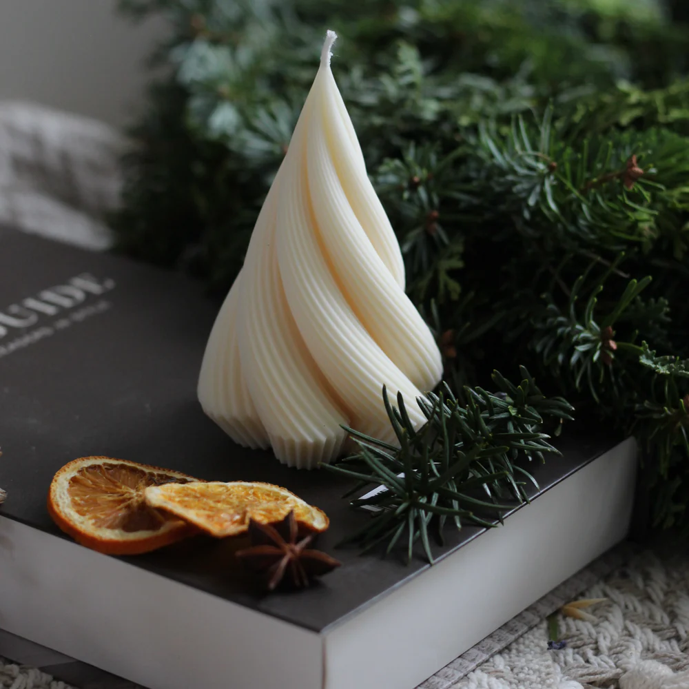 Maximalbeton - Kerze "Tannenbaum verdreht"