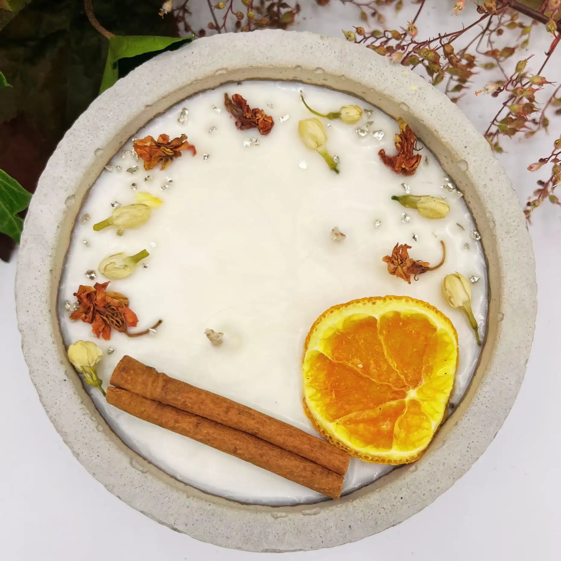 Zwei Docht Betonkerze Betongrau „Grey Orange“ für Herbst und Winter - Stilvolle Aroma Sojawachskerze für Ihr Zuhause. Mit Blütenverzierung und HOCHWERTIGEM Baumwolldocht aus dem Südschwarzwald by DochtFreunde