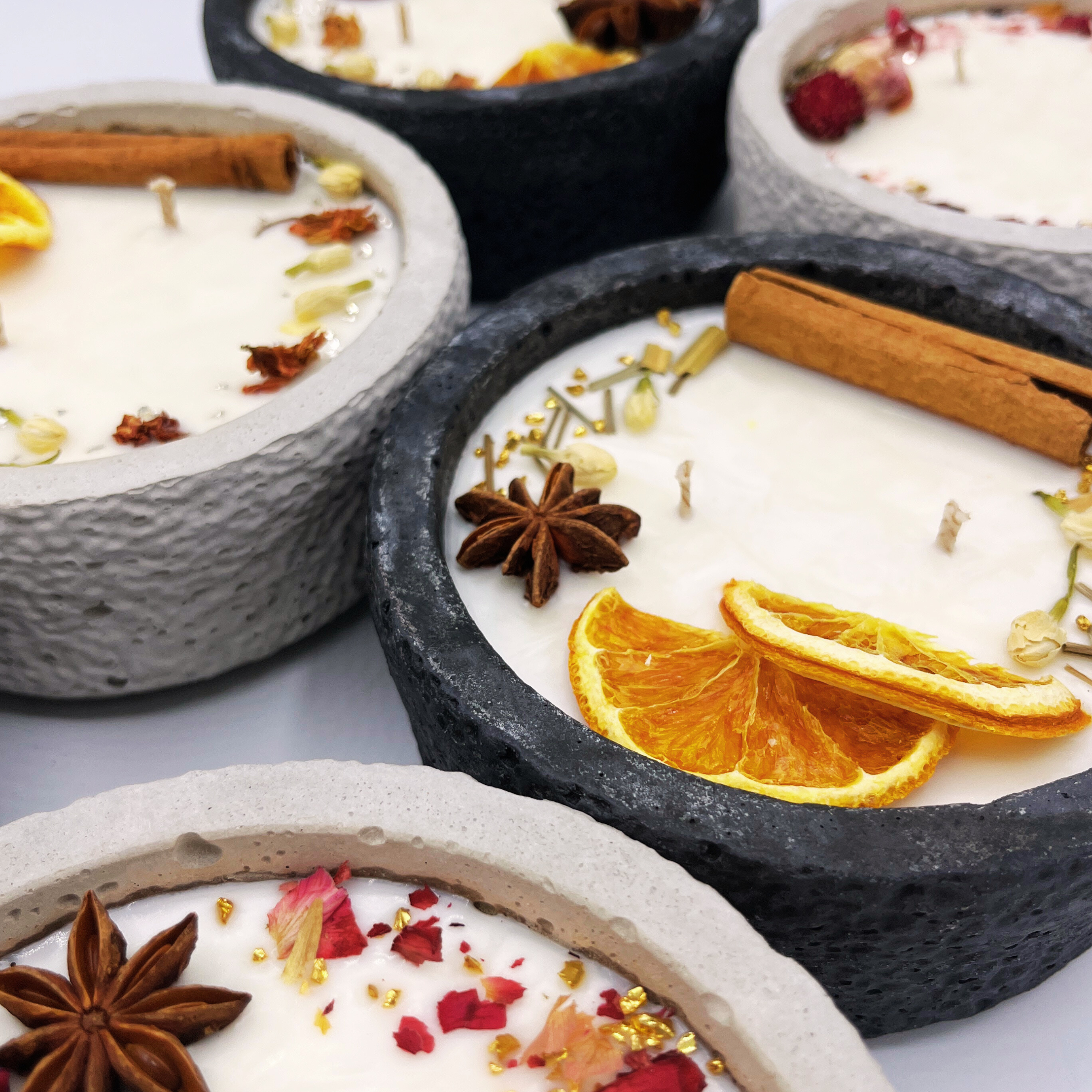 Handgemachte Betonkerze „Black Cinnamon“ - Stilvolle Sojawachskerze für Ihr Zuhause. Mit Blütenverzierung und HOCHWERTIGEM Baumwolldocht aus dem Südschwarzwald