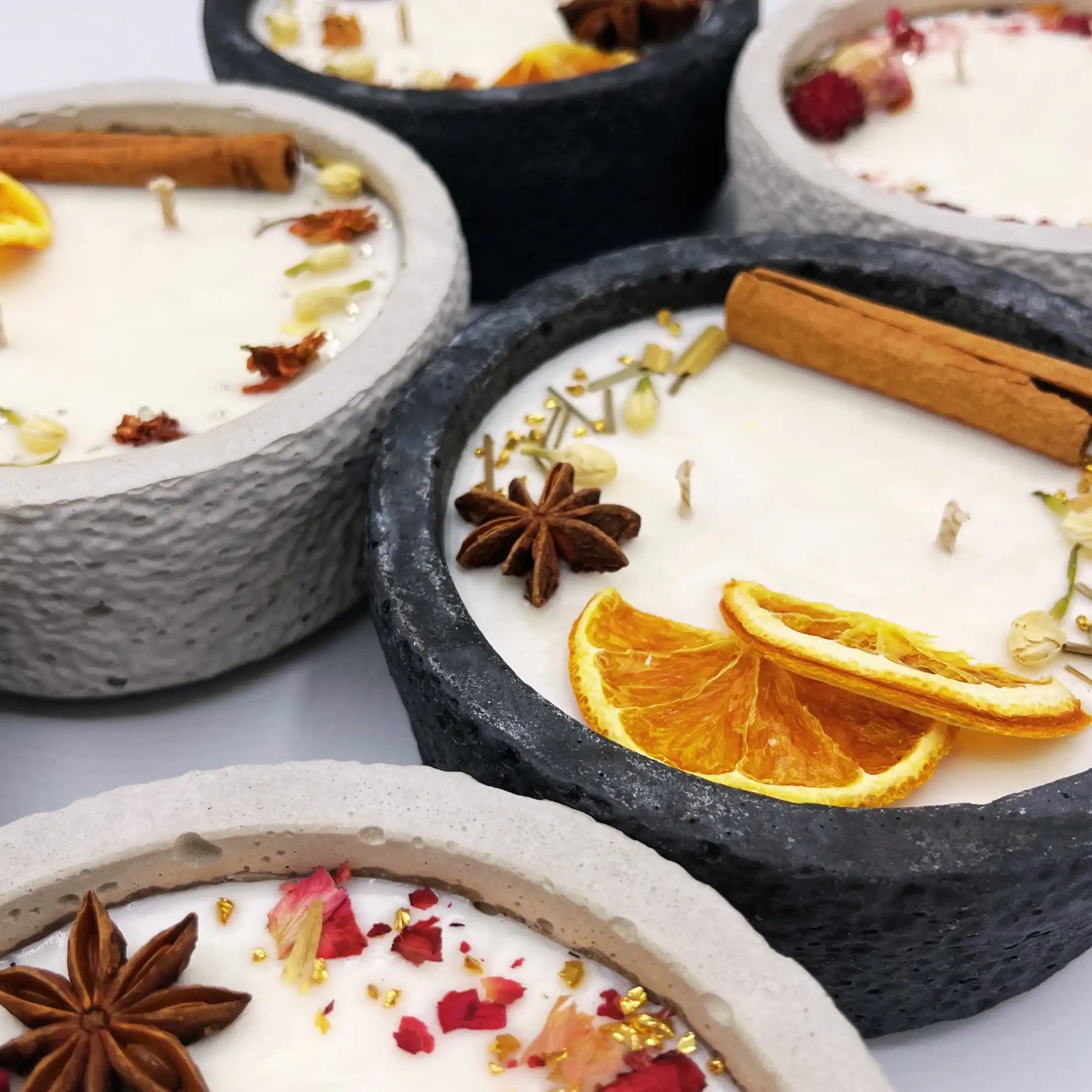 Zwei Docht Betonkerze Betongrau „Grey Orange“ für Herbst und Winter - Stilvolle Aroma Sojawachskerze für Ihr Zuhause. Mit Blütenverzierung und HOCHWERTIGEM Baumwolldocht aus dem Südschwarzwald by DochtFreunde