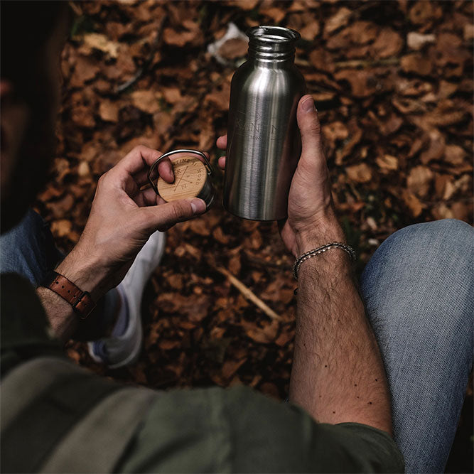 Trinkflasche Edelstahl Outdoor 500ml Einwandige Puristisches Design Mit Bambusdeckel Und Naturnahen Stil