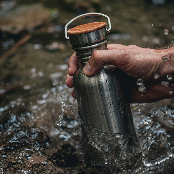 Trinkflasche Edelstahl Outdoor 500ml Einwandige Puristisches Design Mit Bambusdeckel Und Naturnahen Stil