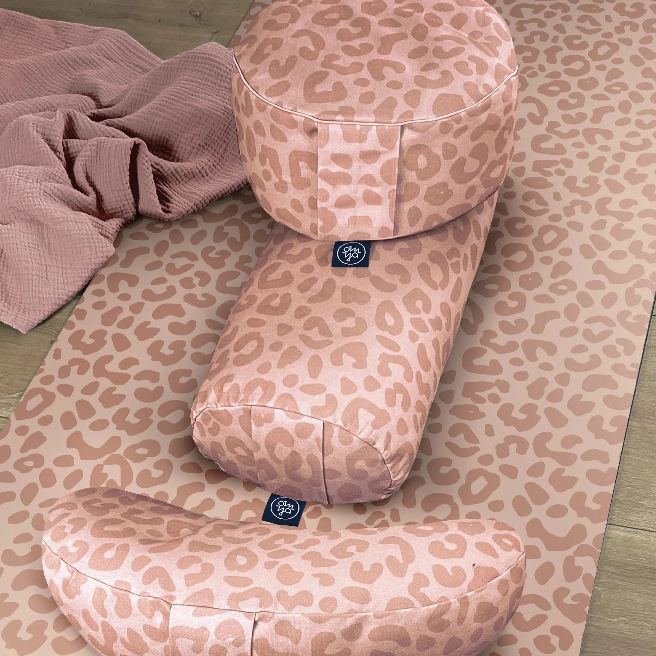 Design Yoga Bolster Blush Leo Längliches Kissen Für Die Yoga Praxis Vielseitig Unterstützend Und Bequem