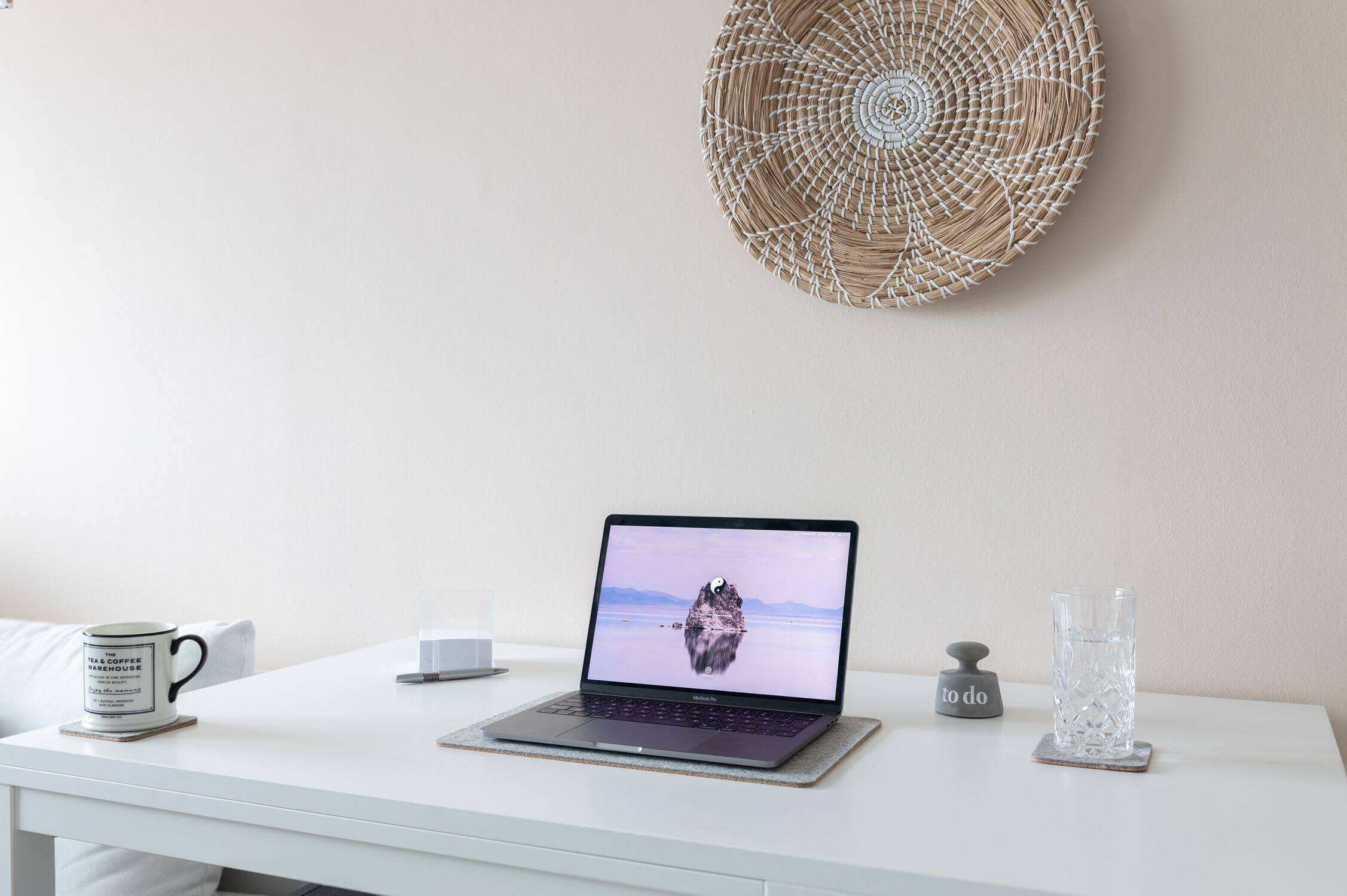 Unterlage für MacBooks aus Filz und Kork | 26 x 38 cm | hellgrau