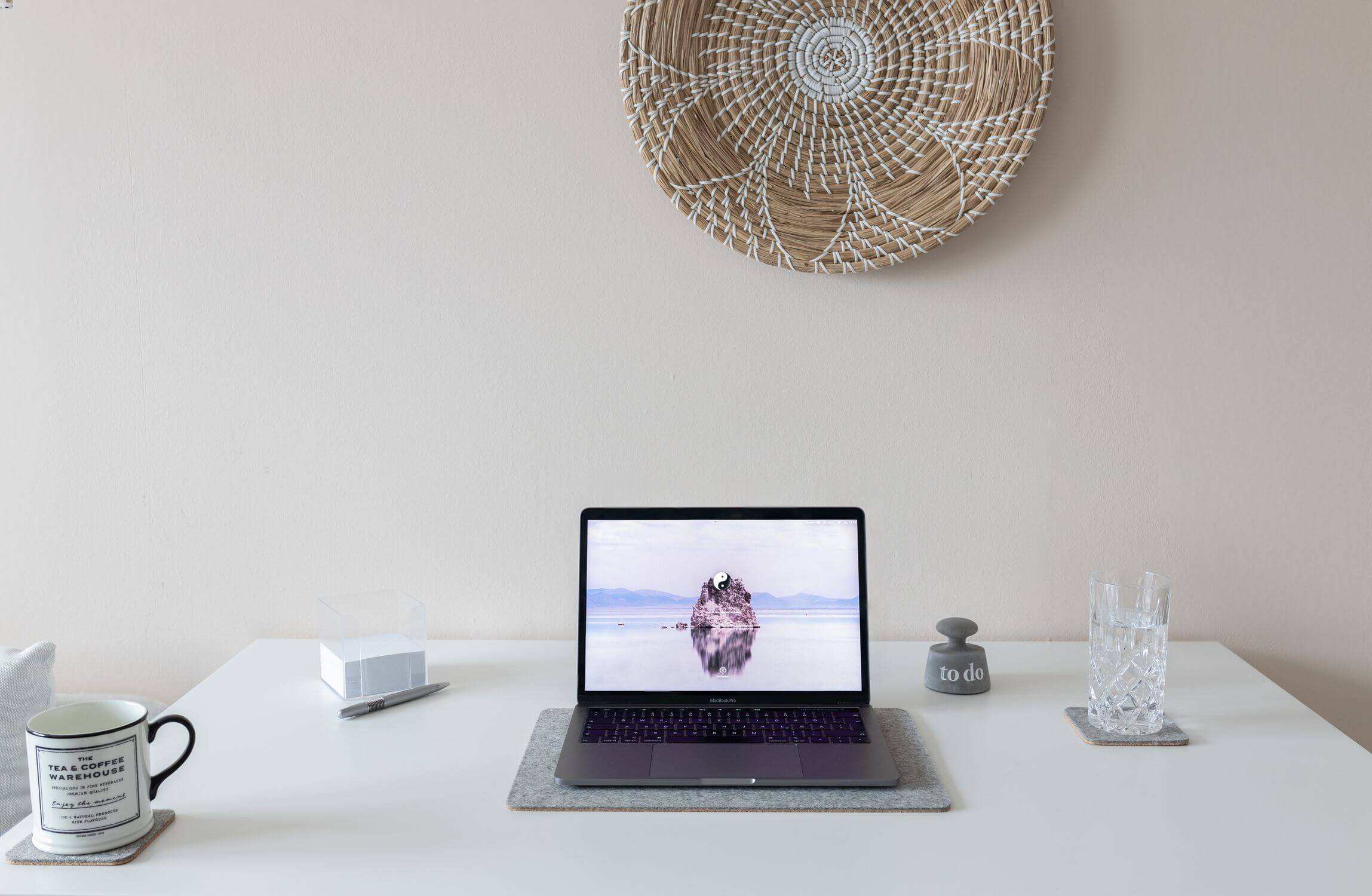 Unterlage für MacBooks aus Filz und Kork | 26 x 38 cm | hellgrau