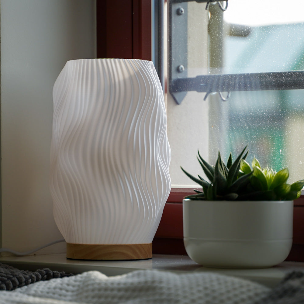 Flow Lampe Mit Welligem Lichtkörper Und Warmem Licht Für Gemütliche Atmosphäre Und Moderne Optik