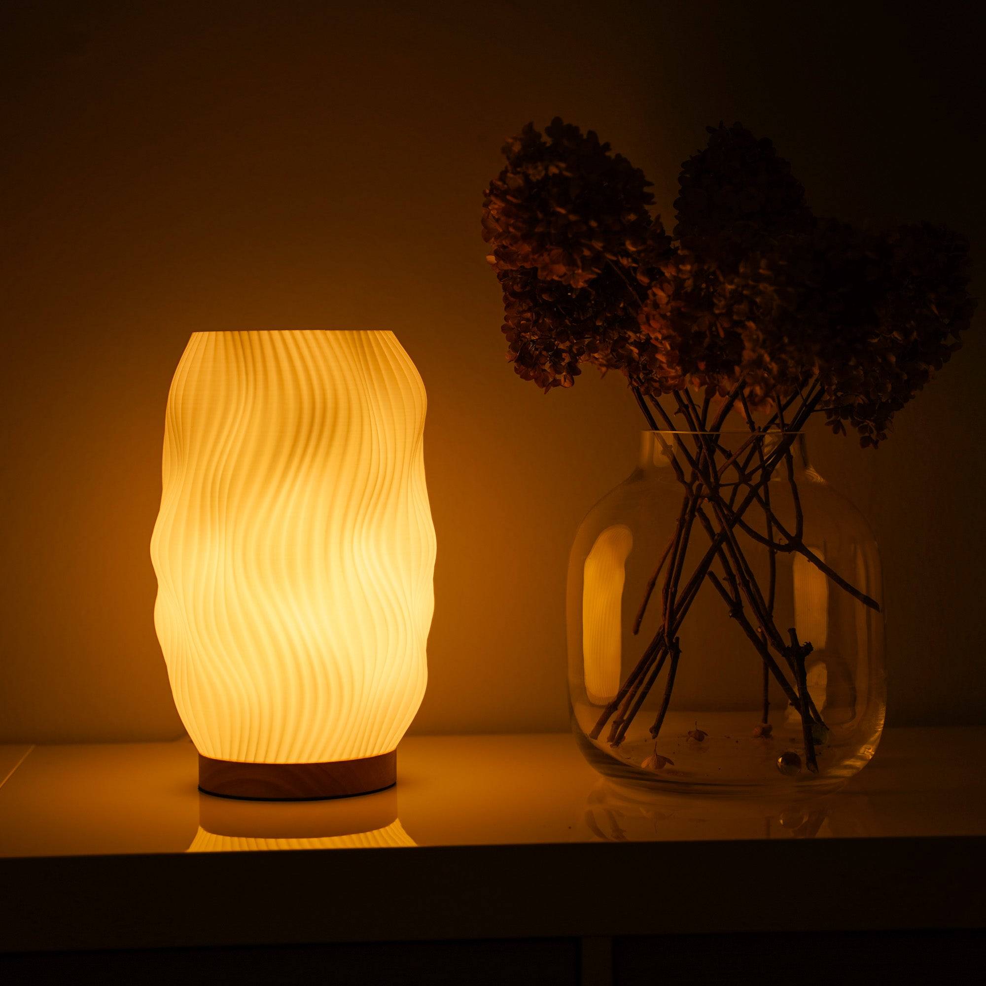 Flow Lampe Mit Welligem Lichtkörper Und Warmem Licht Für Gemütliche Atmosphäre Und Moderne Optik