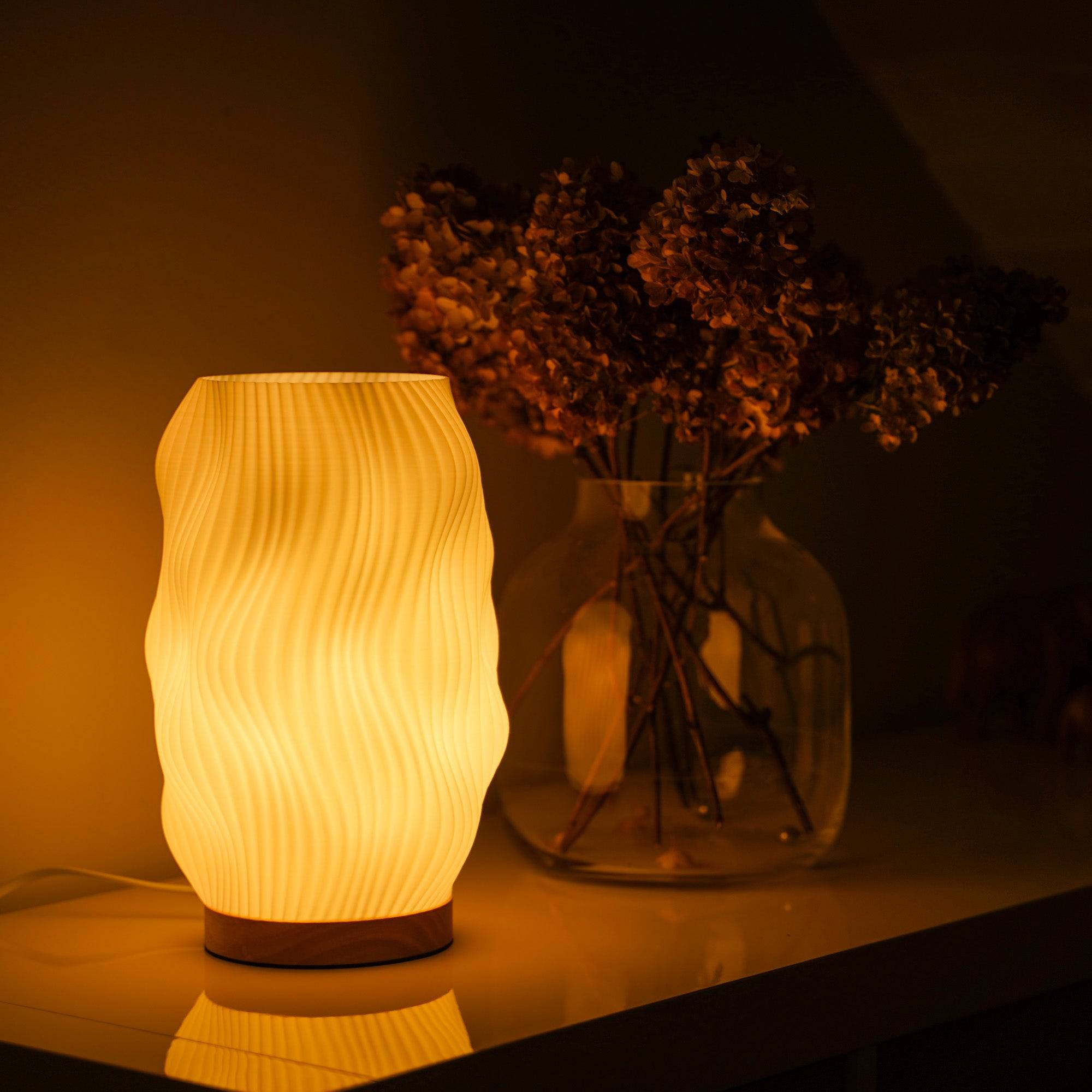 Flow Lampe Mit Welligem Lichtkörper Und Warmem Licht Für Gemütliche Atmosphäre Und Moderne Optik
