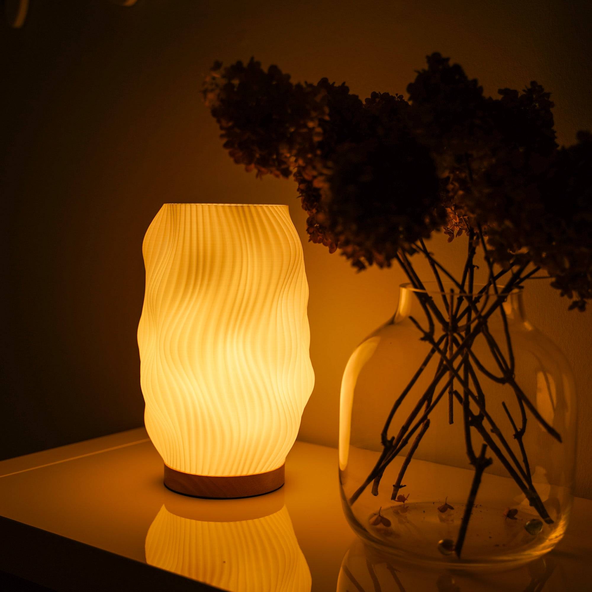 Flow Lampe Mit Welligem Lichtkörper Und Warmem Licht Für Gemütliche Atmosphäre Und Moderne Optik