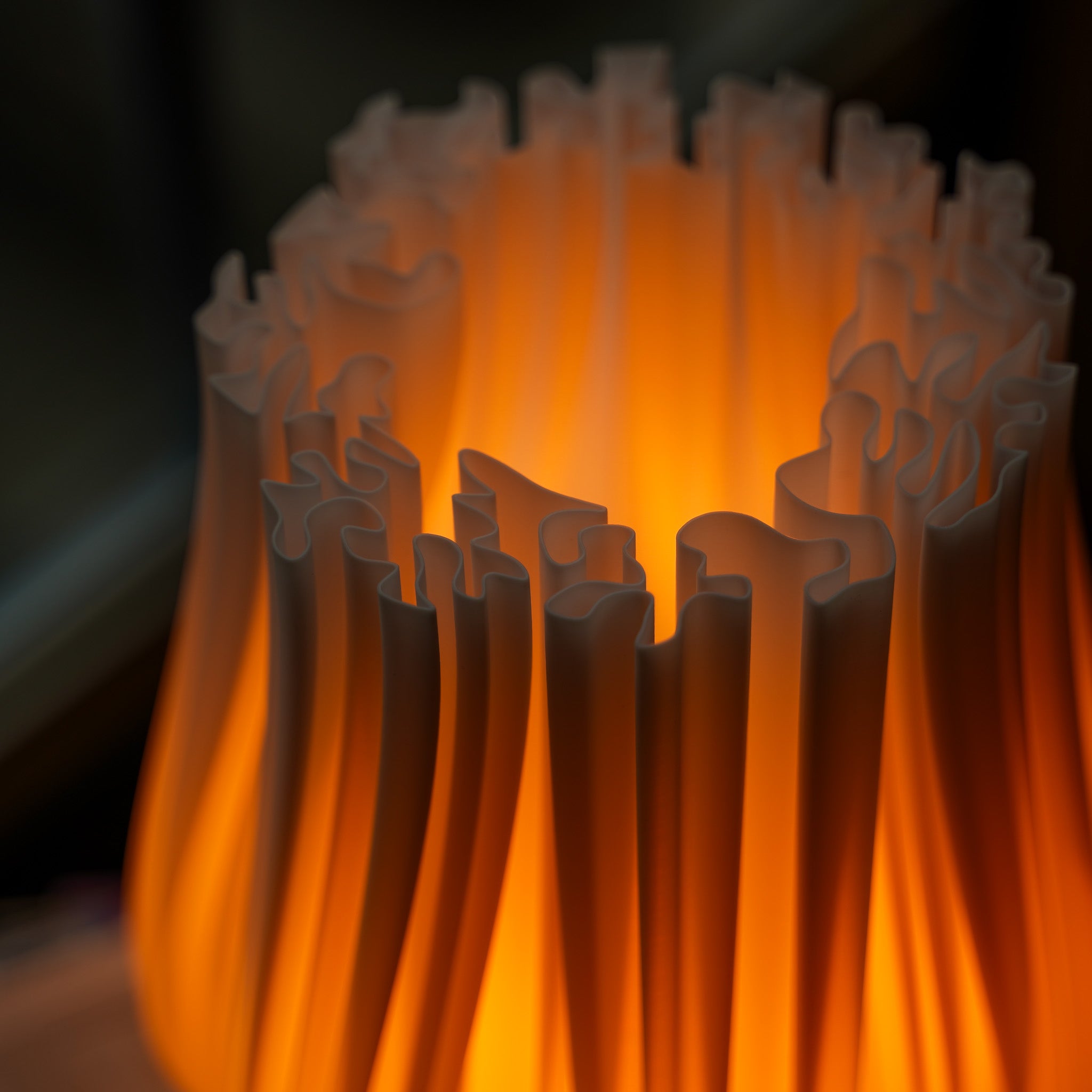 Cora Lampe Aus Eichenholz Und 3D Druck Modernes Lichtspiel Mit Warmem Licht Skulpturales Design Für Jeden Raum