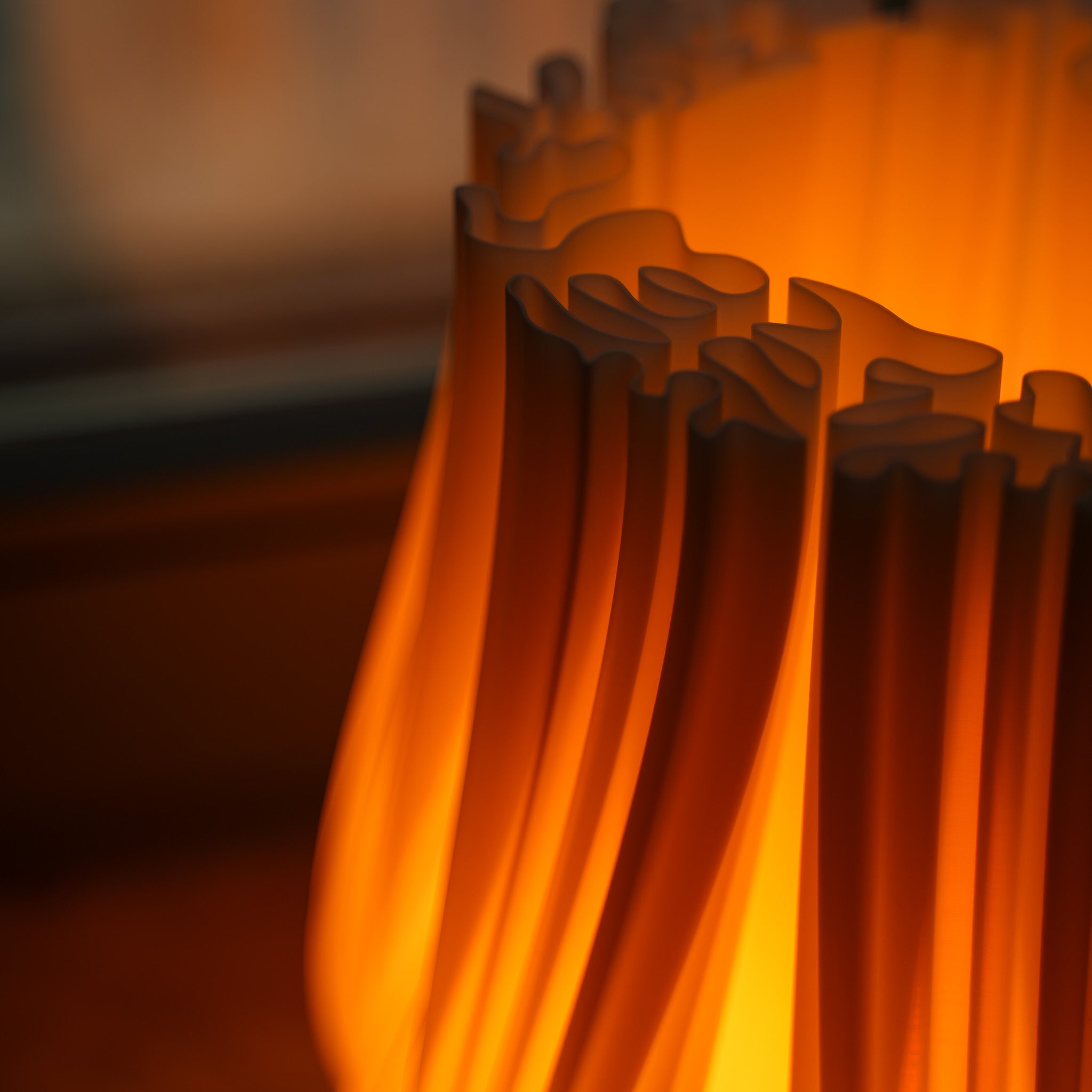 Cora Lampe Aus Eichenholz Und 3D Druck Modernes Lichtspiel Mit Warmem Licht Skulpturales Design Für Jeden Raum