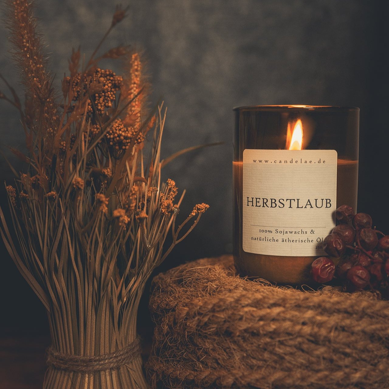 Herbstlaub Duftkerze Aus Veganem Sojawachs In Recyceltem Glas Für Gemütliche Herbstabende Mit Sanft Würzigen Noten