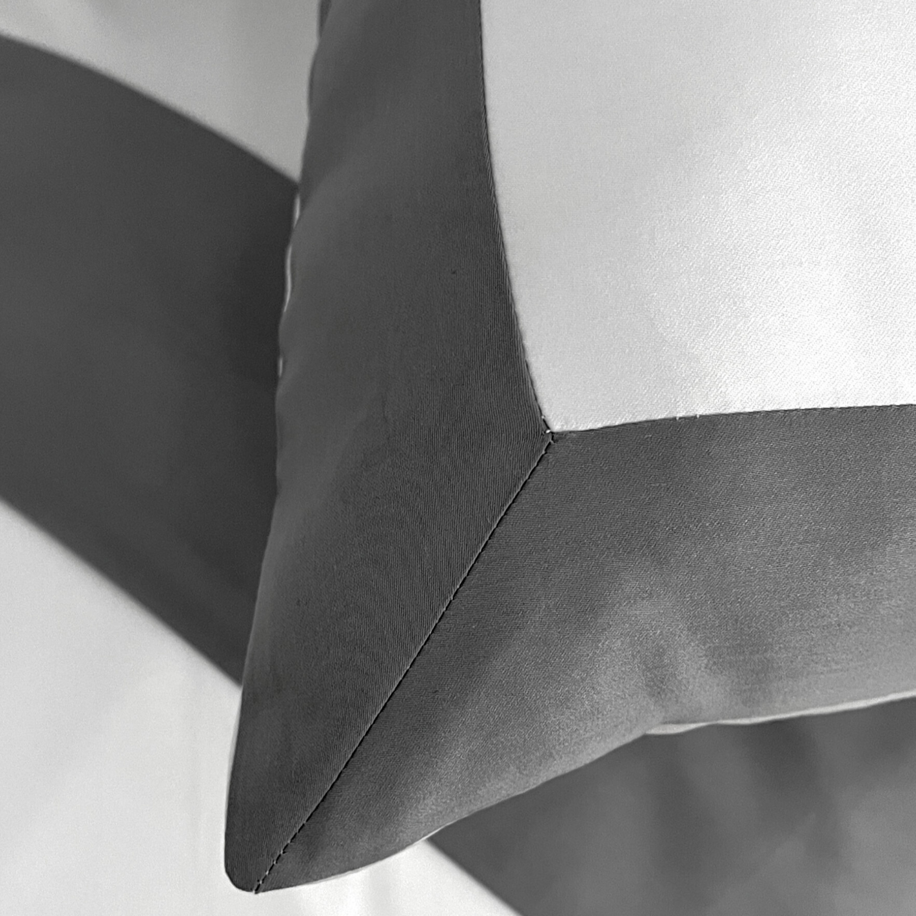 Eklipse Baumwollsatin Kissenbezug Aus Ägyptischer Baumwolle Mit 600 Fadendichte Weiße Basis Und Farbigem Rand