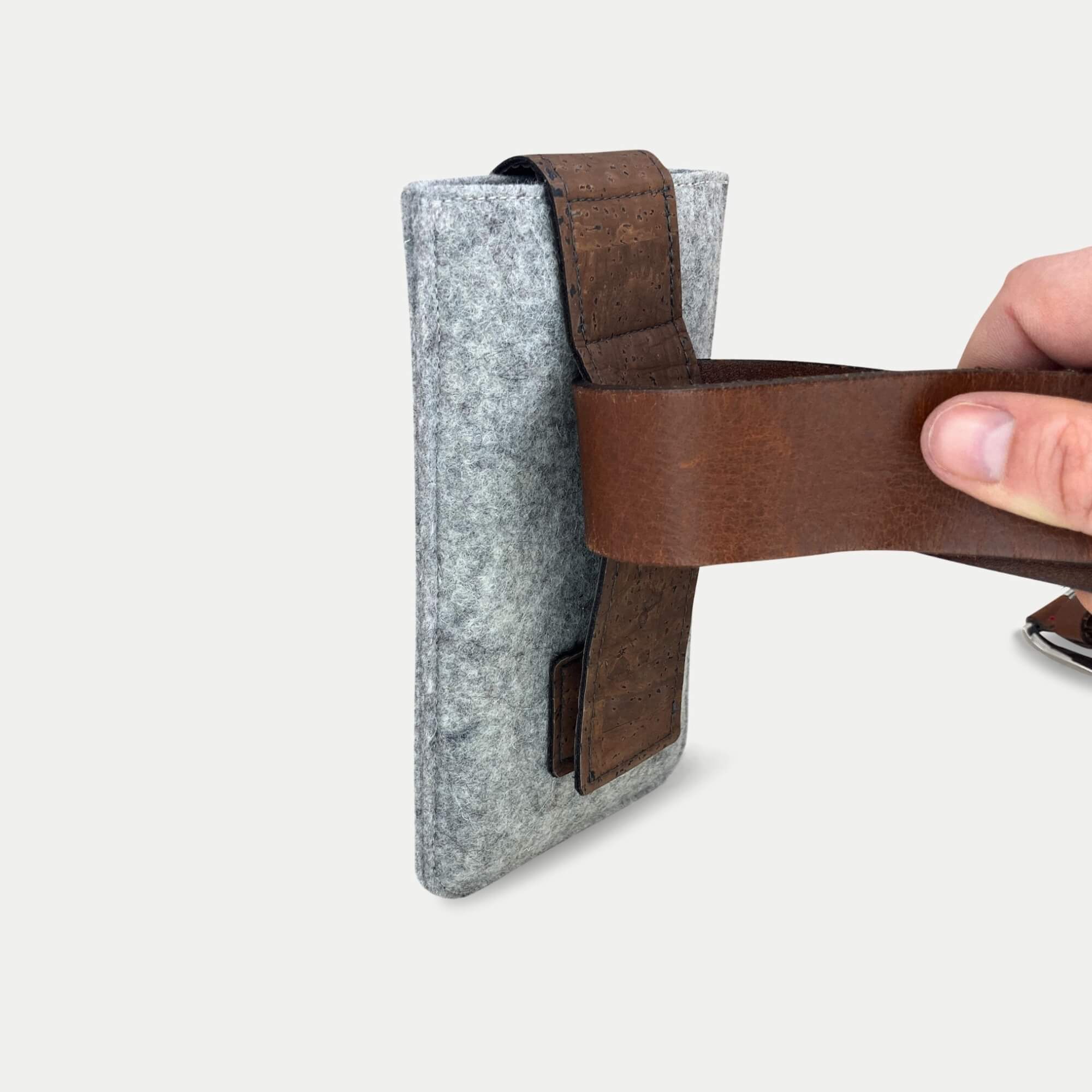 Gürteltasche iPhone 16 Pro Max | Magnetverschluss & Kartenfach | hellgrau | CLIP