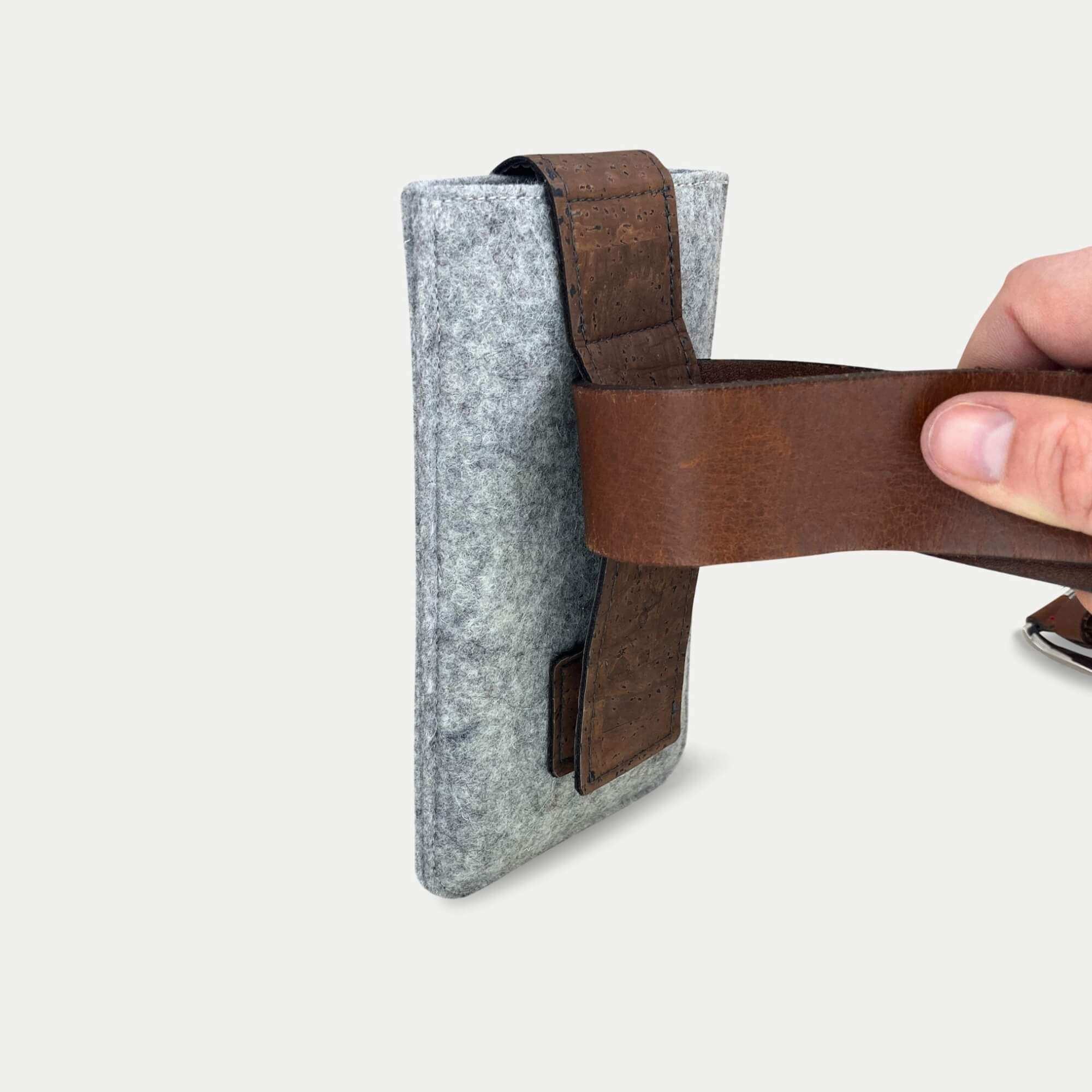 Handy Gürteltasche für Google Pixel 9 Pro | mit Magnetverschluss und Kartenfach | hellgrau | Modell CLIP