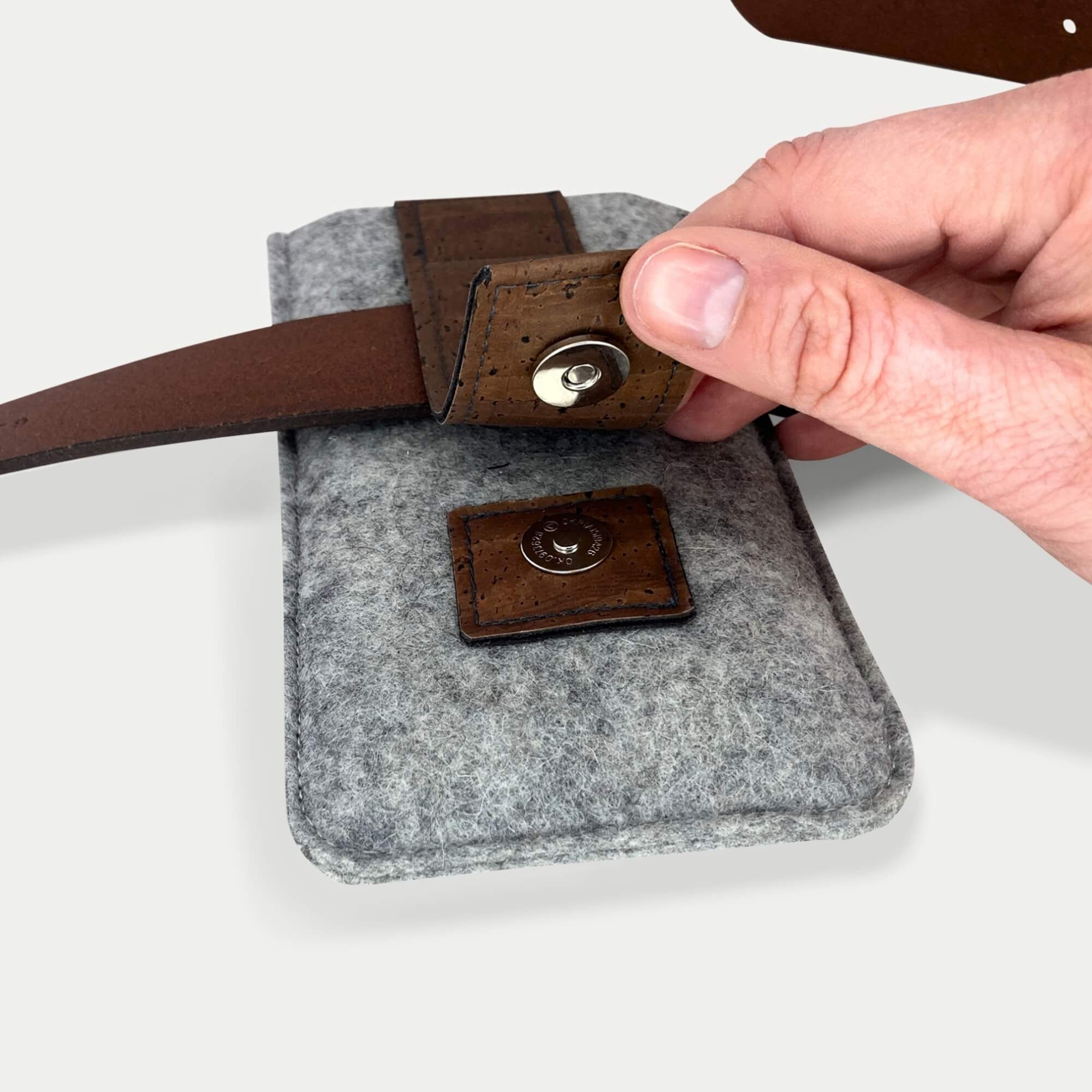 Handy Gürteltasche für iPhone 11 Pro Max | mit Magnetverschluss und Kartenfach | hellgrau | Modell CLIP