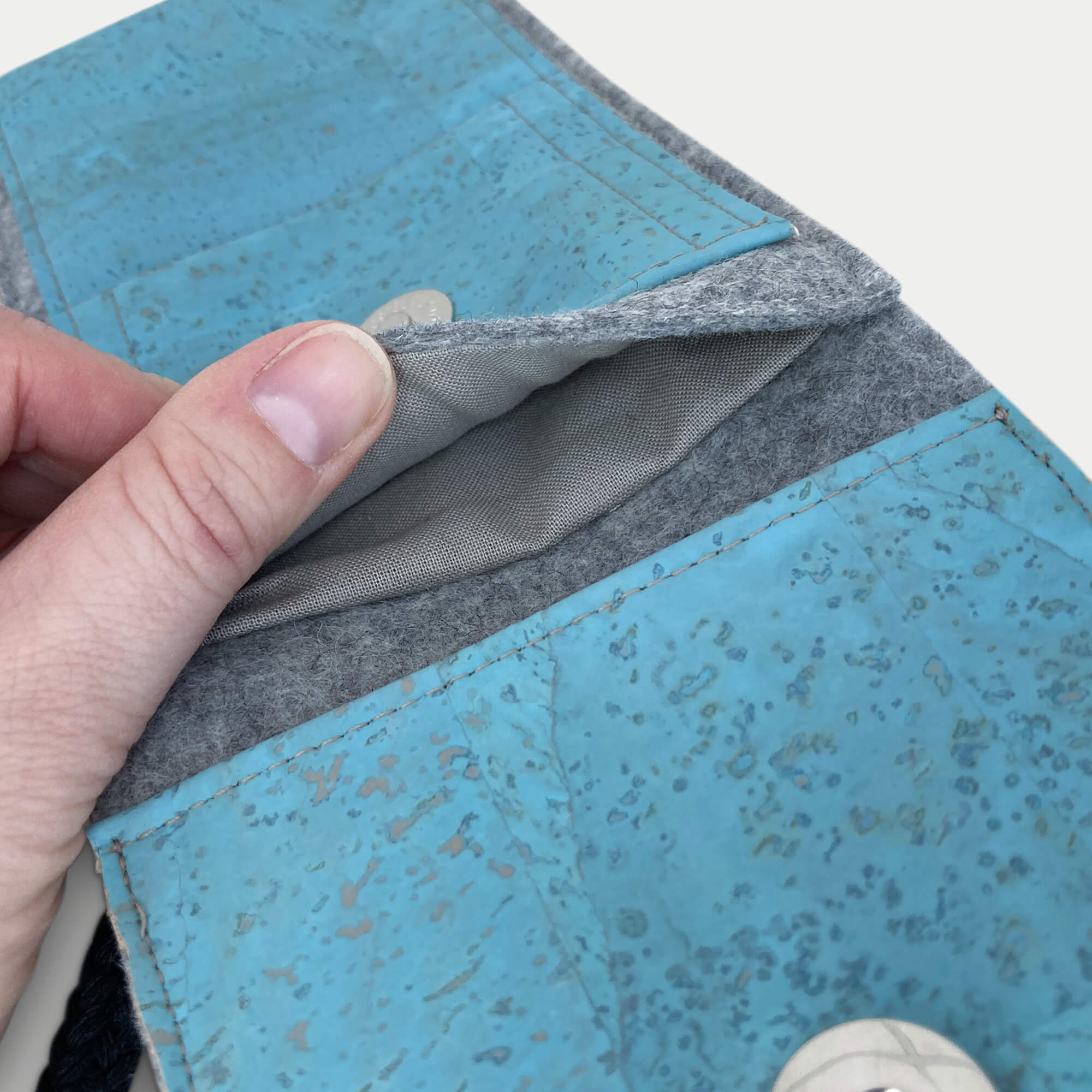 Umhängetasche für iPhone 15 | aus Filz und Bio-Baumwolle | hellgrau - azur | Modell KEDJA deluxe