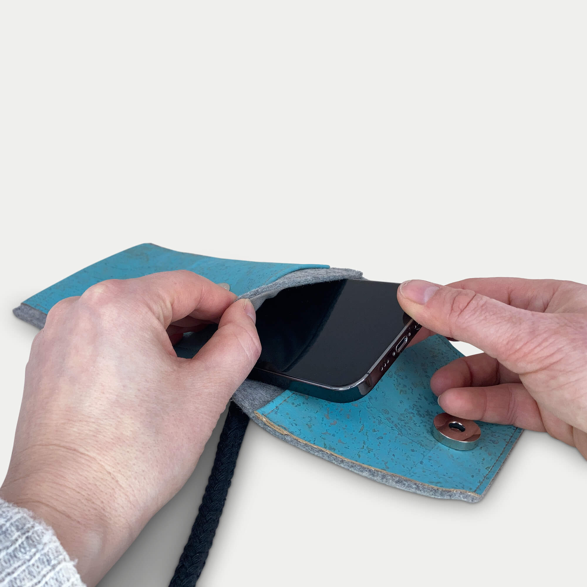 Umhängetasche für Xiaomi POCO M6 Pro | aus Filz und Bio-Baumwolle | hellgrau - azur | Modell KEDJA deluxe