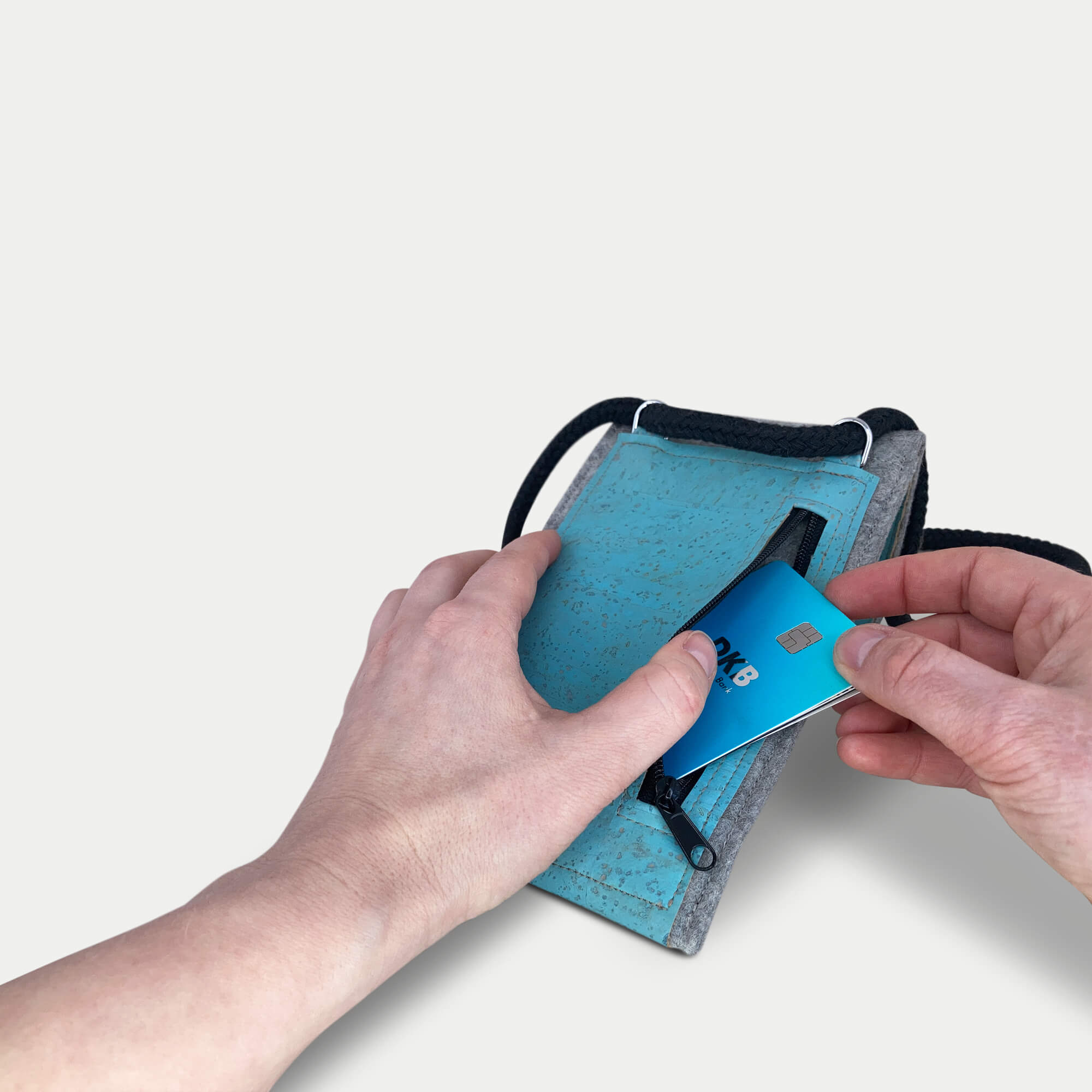 Umhängetasche für Fairphone 4 | aus Filz und Bio-Baumwolle | hellgrau - azur | Modell KEDJA deluxe