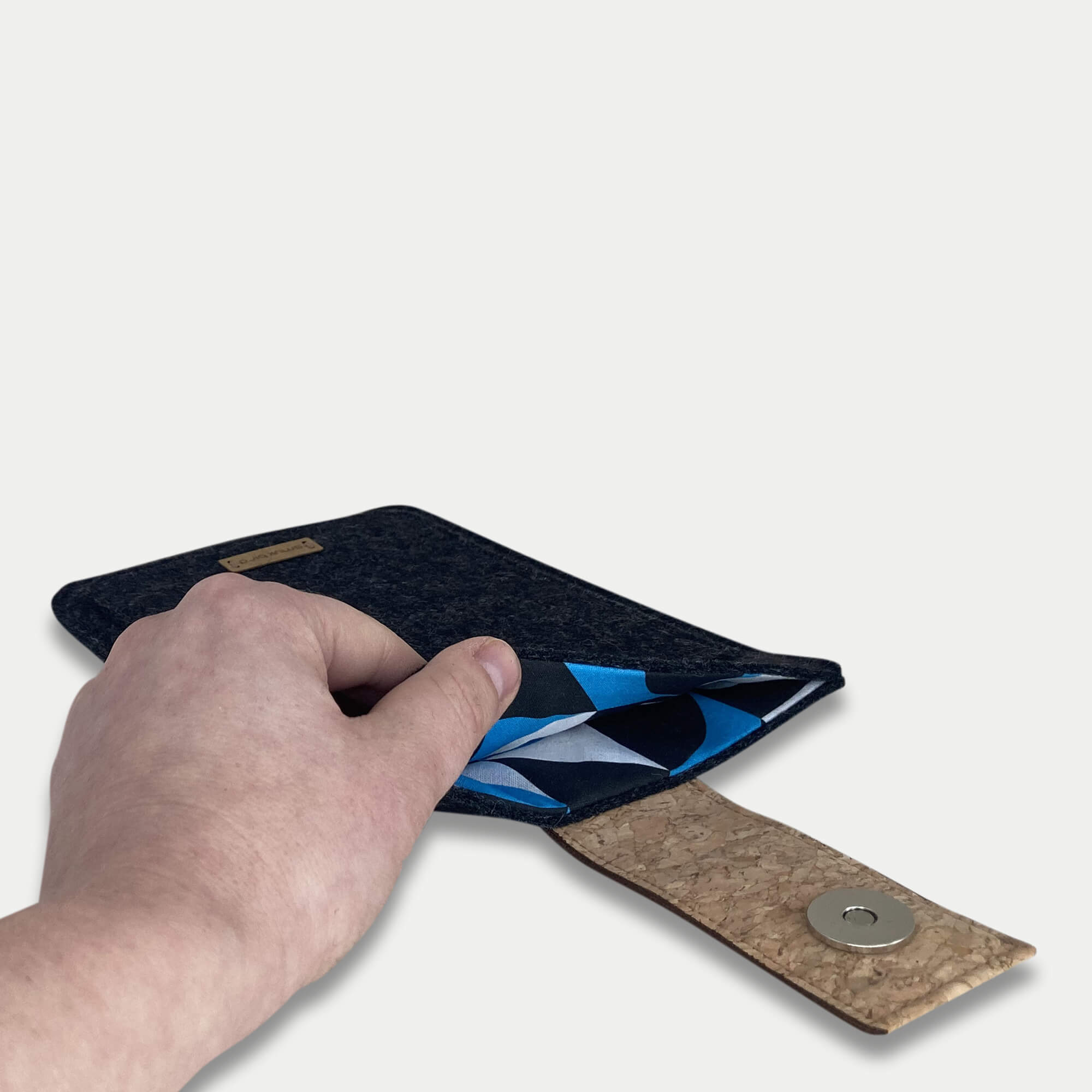 Hülle für PocketBook InkPad X | mit Magnetverschluss und extra Fach | anthrazit - Shapes | Modell "HAKA"